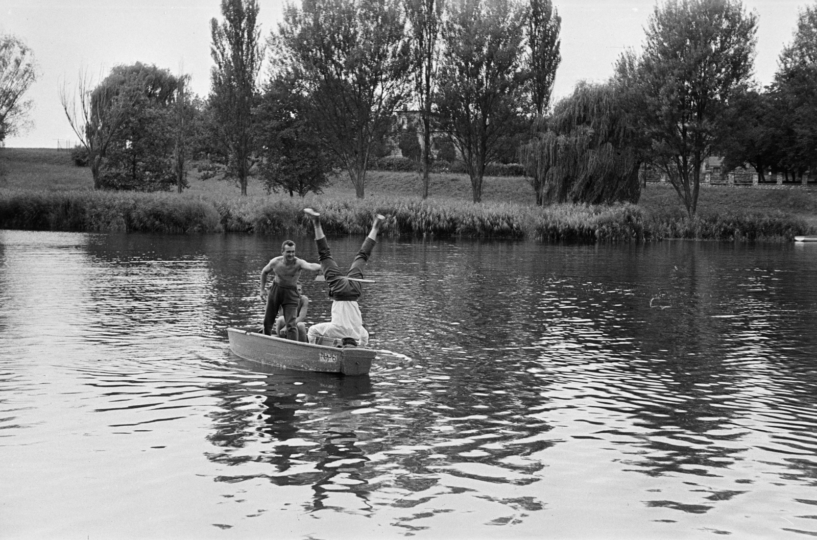 Hungary, Sopron, Nagytómalom, háttérben az ÉDÁSZ üdülő., 1962, Lipovits Károly, feat, boating, handstand, Fortepan #271375