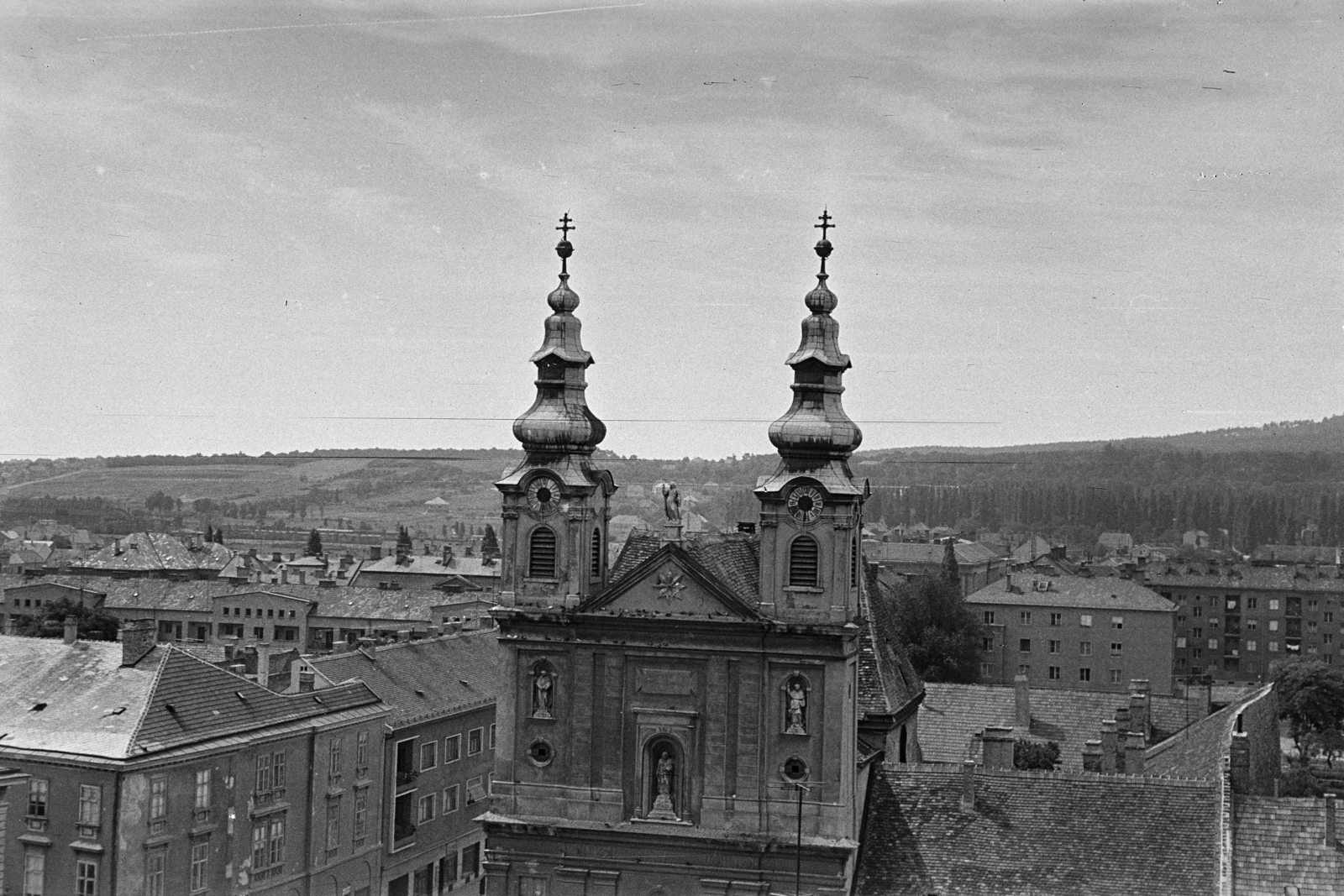 Hungary, Sopron, Széchenyi tér, kilátás az Orsolyiták csillagvizsgálójából. Előtérben a Mátyás király utca sarkon a Szent Júdás Tádé-templom (domonkos templom),, 1962, Lipovits Károly, Fortepan #271376