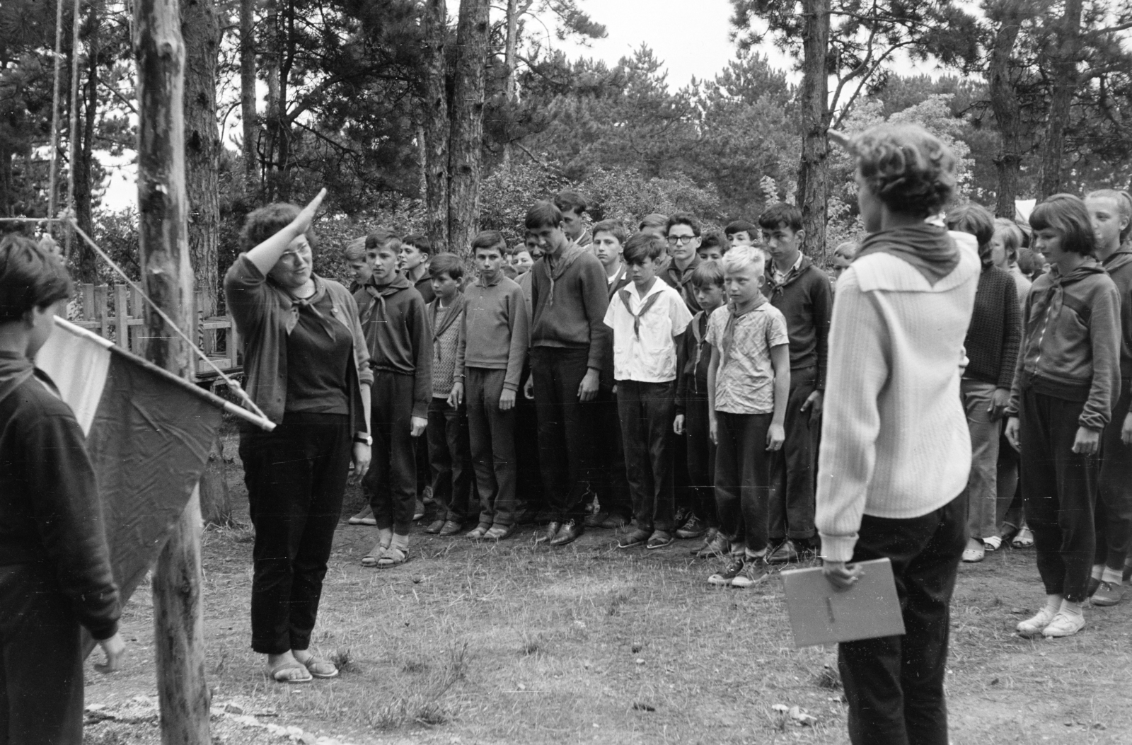 1965, Lipovits Károly, pioneer, flag raising, salute, Young Pioneer camp, Fortepan #271379