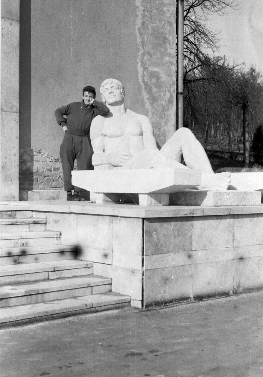 Hungary, Budapest XII., Budakeszi út 48. A szobor a BM Szamuely Tibor TBC Gyógyintézet egyik épülete előtt áll., 1965, Drimbe József, Budapest, Fortepan #27139