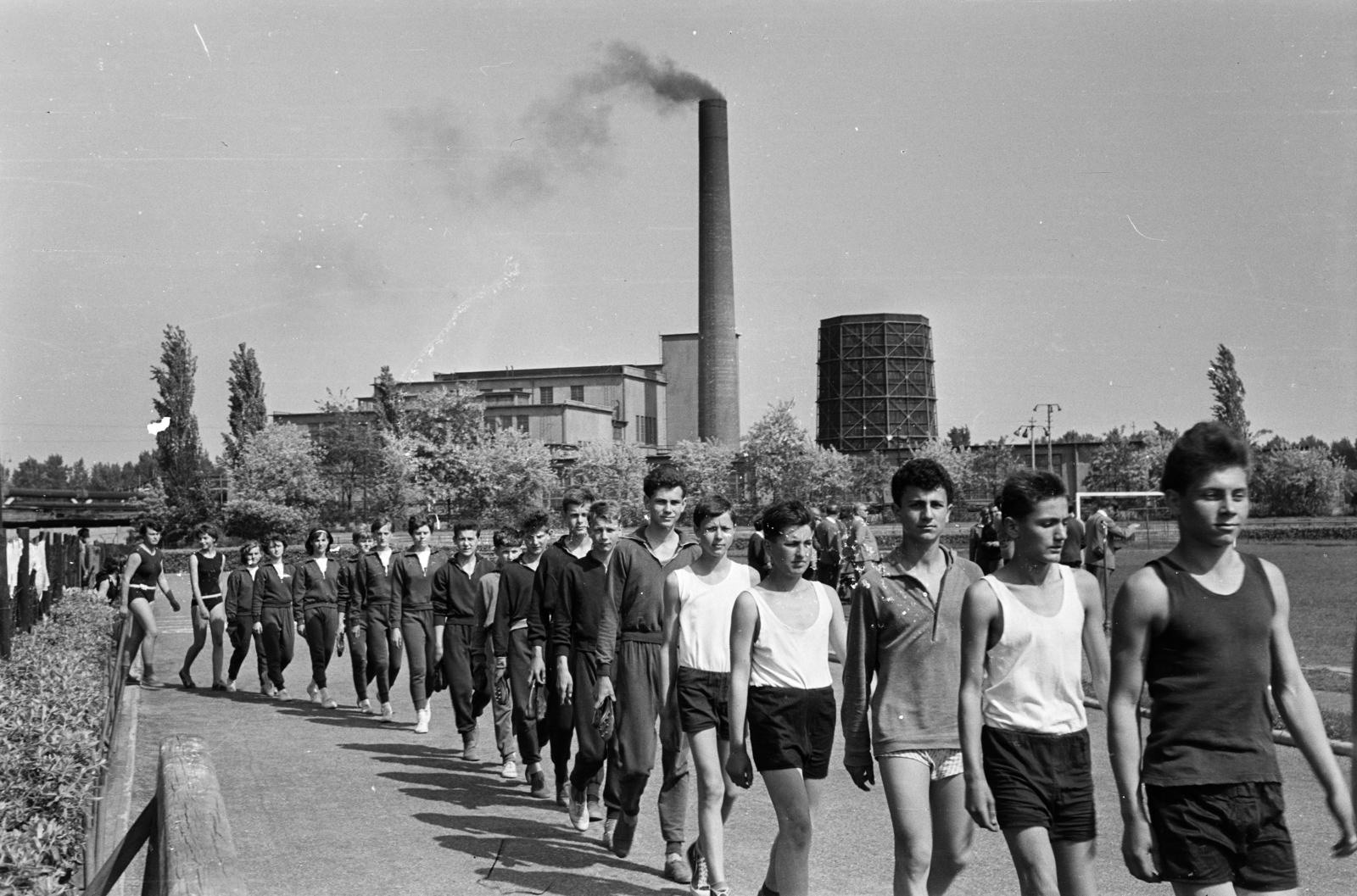 Hungary, Győr, Vasas ETO sporttelep, úttörők megyei négytusa bajnoksága., 1964, Lipovits Károly, Best of, pioneer, chimney, smoke, factory, pitch, Fortepan #271404