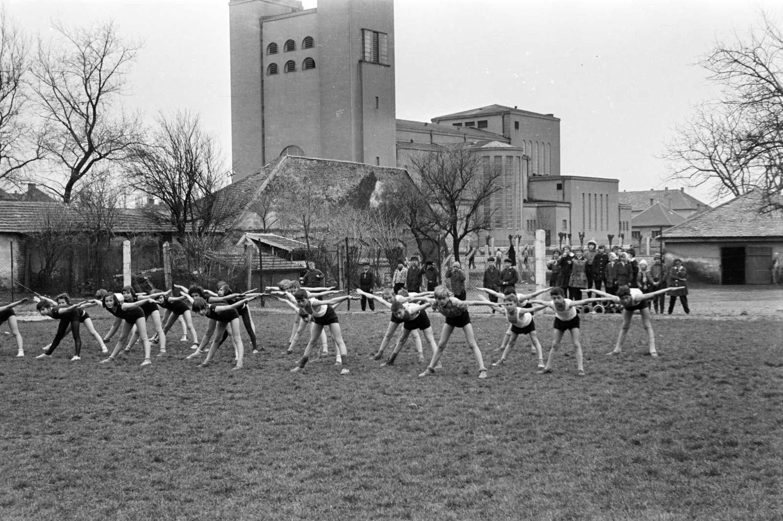 Hungary, Csorna, Árpád utca, az általános iskola udvara. Háttérben a Jézus Szíve-templom., 1963, Lipovits Károly, physical training, Fortepan #271411