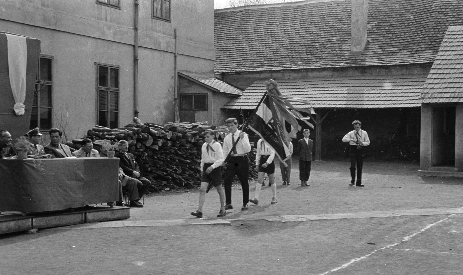 Hungary, Csorna, Árpád utca, úttörőavatás az általános iskola udvarán (később Széchenyi István Általános Iskola), 1962, Lipovits Károly, Fortepan #271419