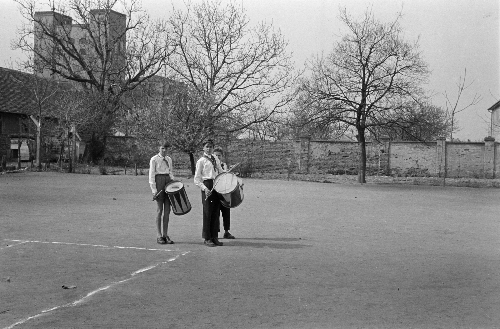 Hungary, Csorna, Árpád utca, dobosok az általános iskola udvarán (később Széchenyi István Általános Iskola). Háttérben balra a Jézus Szíve-templom., 1962, Lipovits Károly, Fortepan #271420
