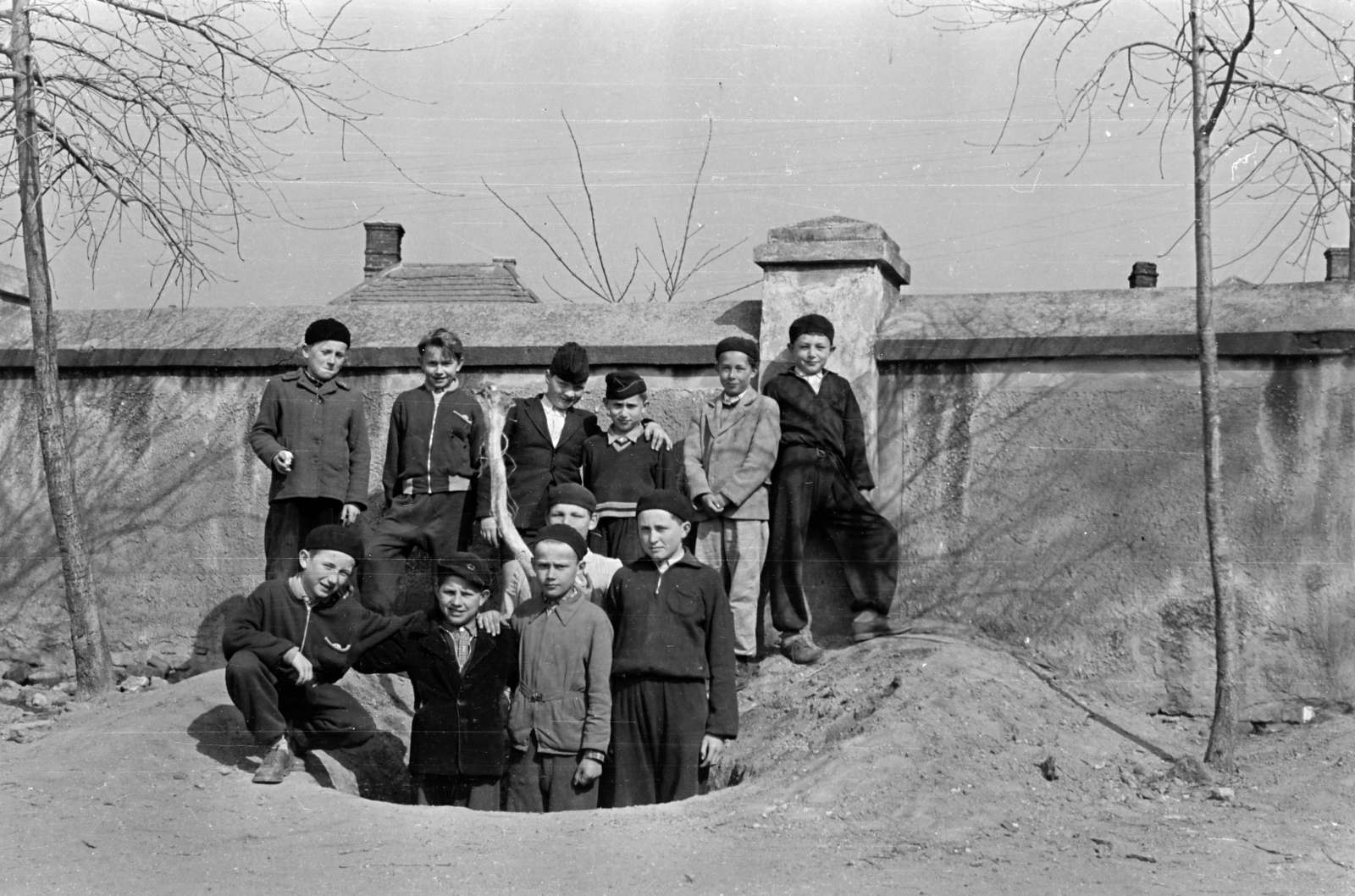 1960, Lipovits Károly, boys, tableau, arms around shoulders, Fortepan #271429