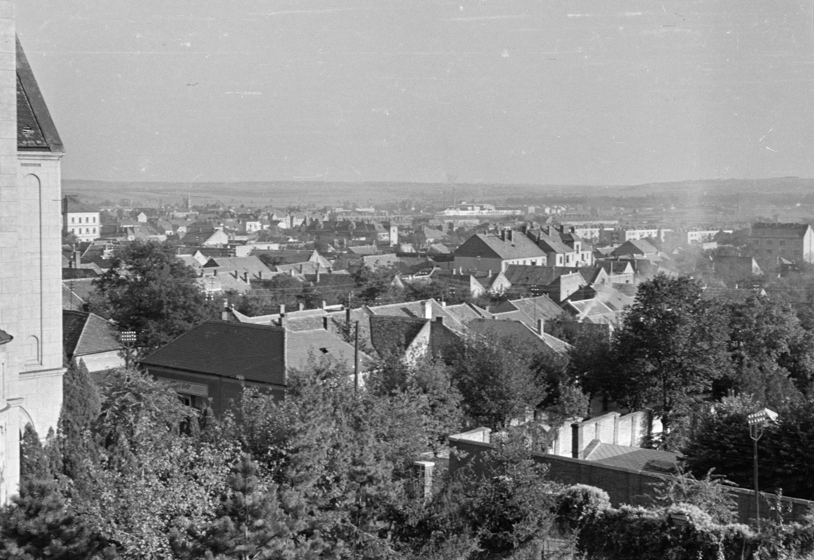 Hungary, Pécs, Ifjúság útja 6., kilátás a Pedagógiai Főiskola (később Pécsi Tudományegyetem) épületéből a város felé. Bal széleb a Jézus Szíve (Pius) templom részlete látszik., 1957, Lipovits Károly, picture, roof, Fortepan #271434