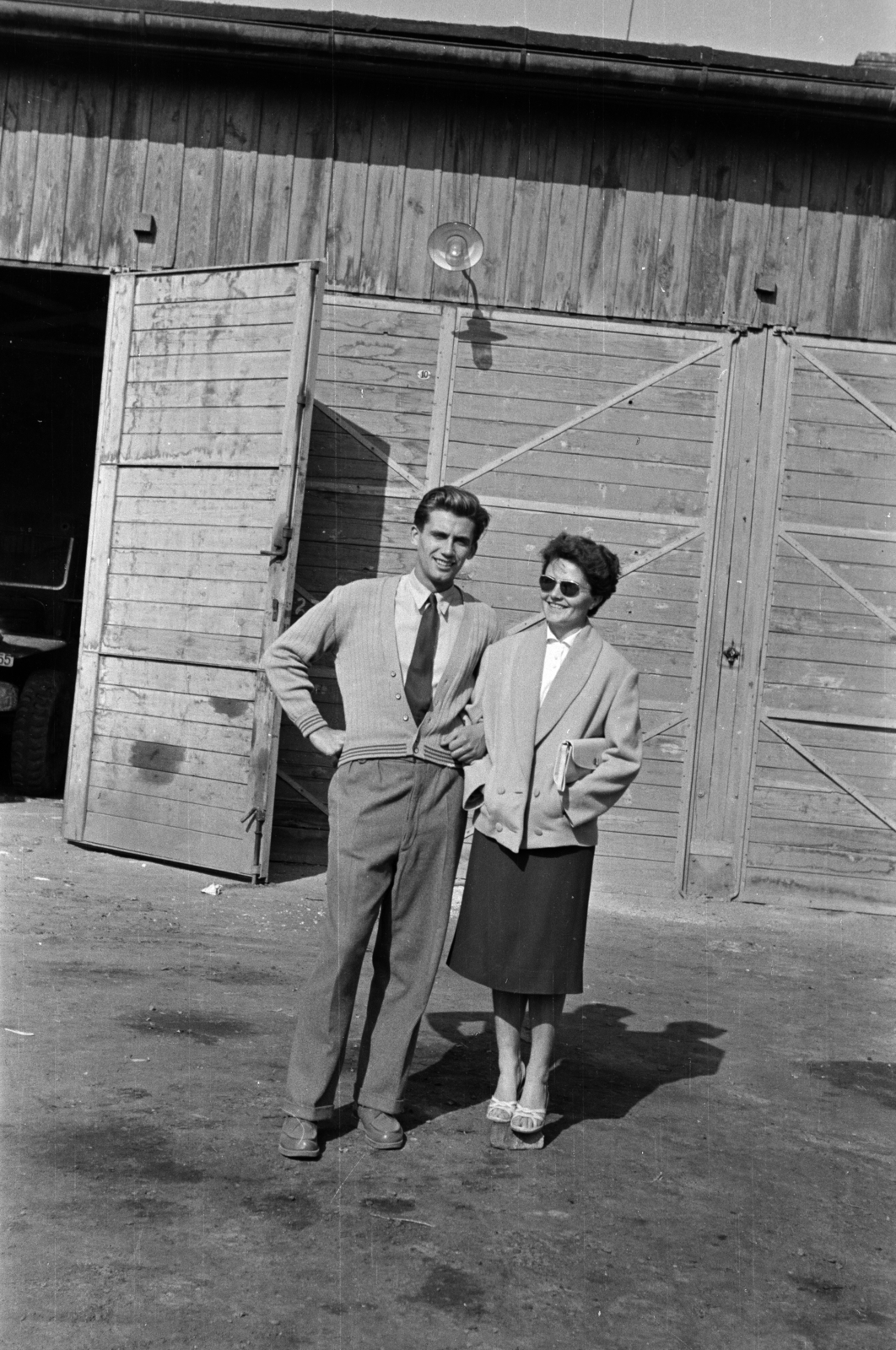 1957, Lipovits Károly, shades, akimbo, brick, cardigan, handbag, Fortepan #271439