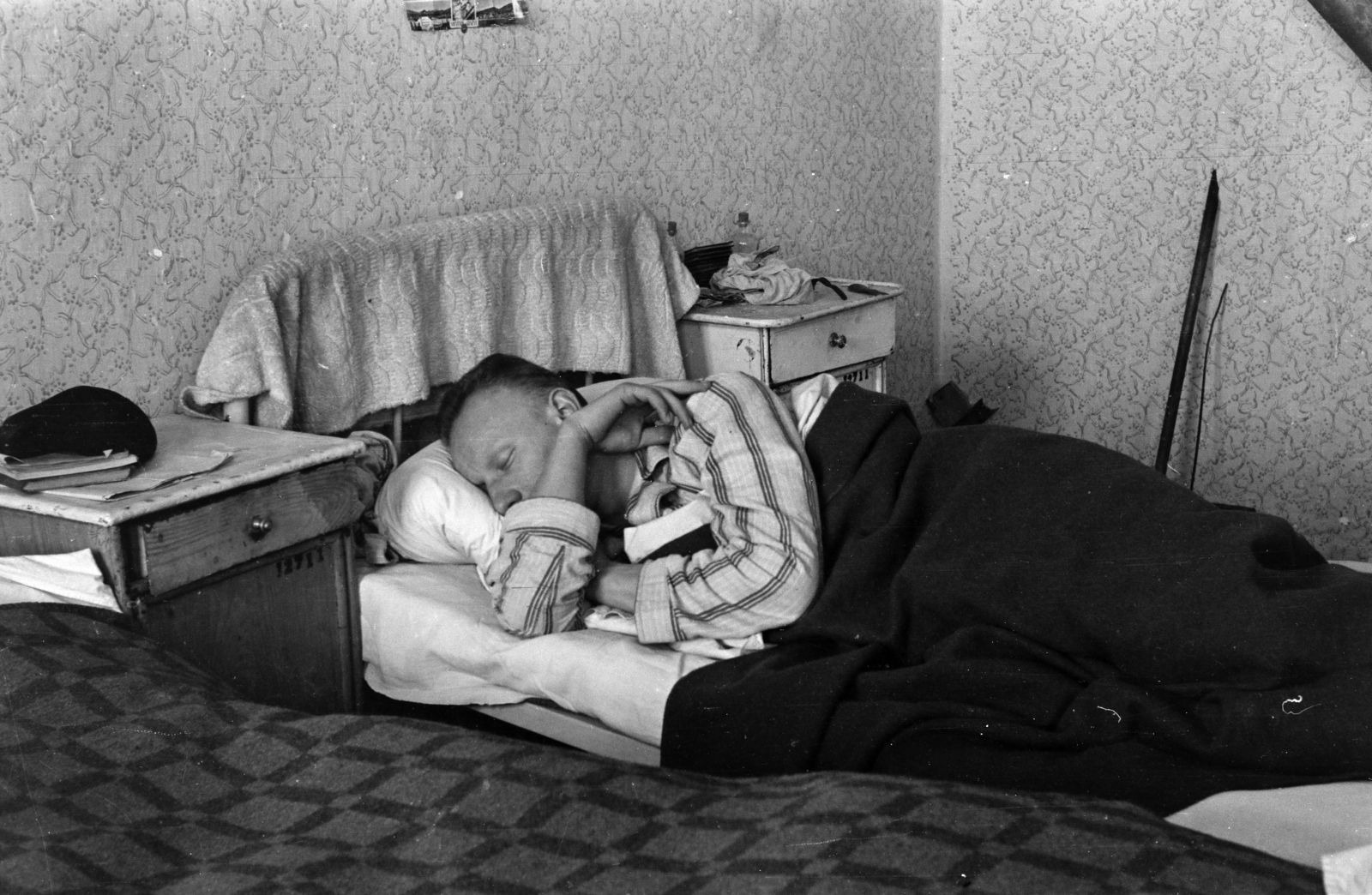 Hungary, Pécs, a Pedagógiai Főiskola (később Pécsi Tudományegyetem) kollégiuma., 1957, Lipovits Károly, iron bed, sleeping, nightgown, striped dress, Fortepan #271469