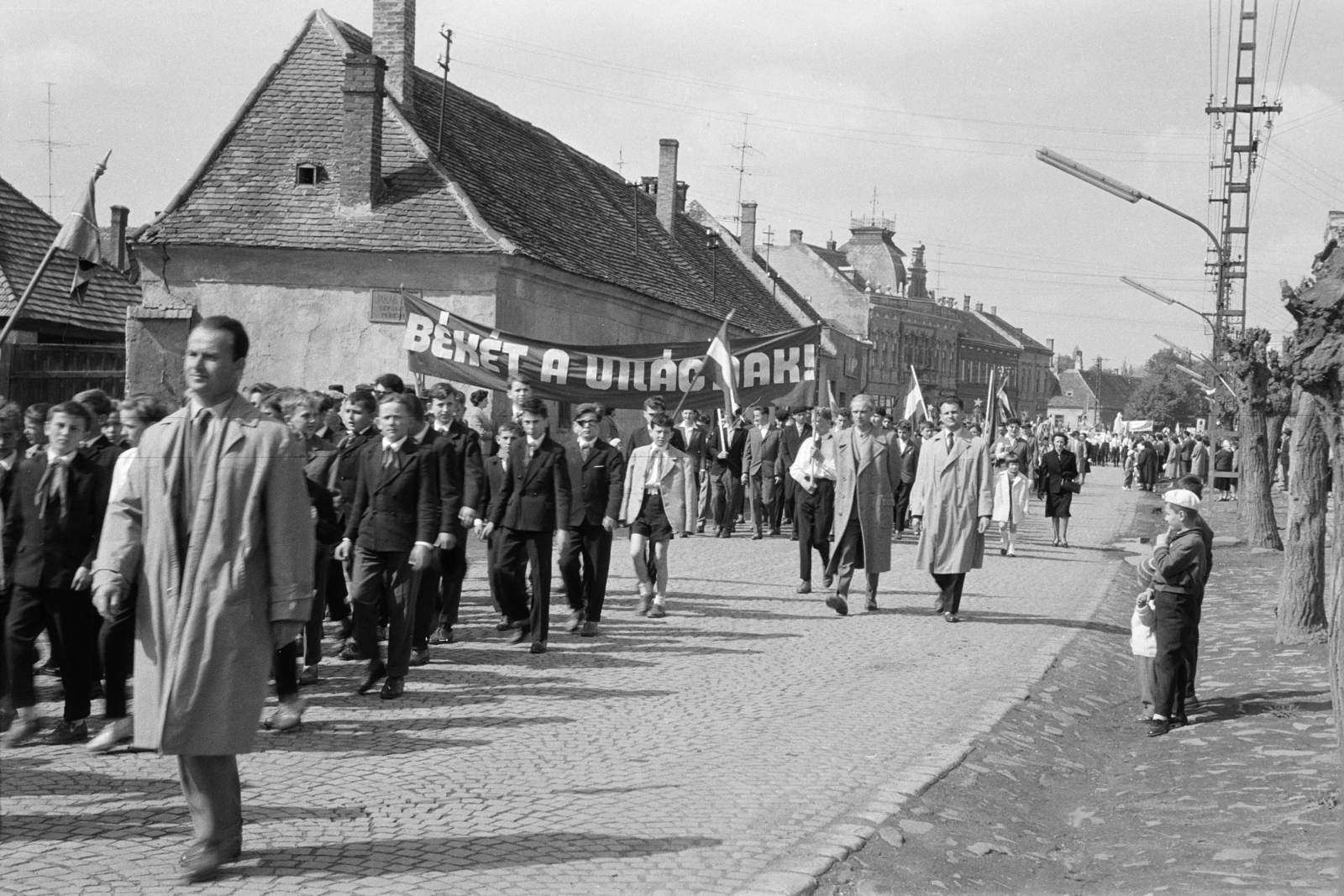 Hungary, Csorna, Soproni út (Vörös Hadsereg útja), május 1-i felvonulás, háttérben távolabb a Szent István (Szabadság) tér melletti épületek láthatók., 1964, Lipovits Károly, Fortepan #271493