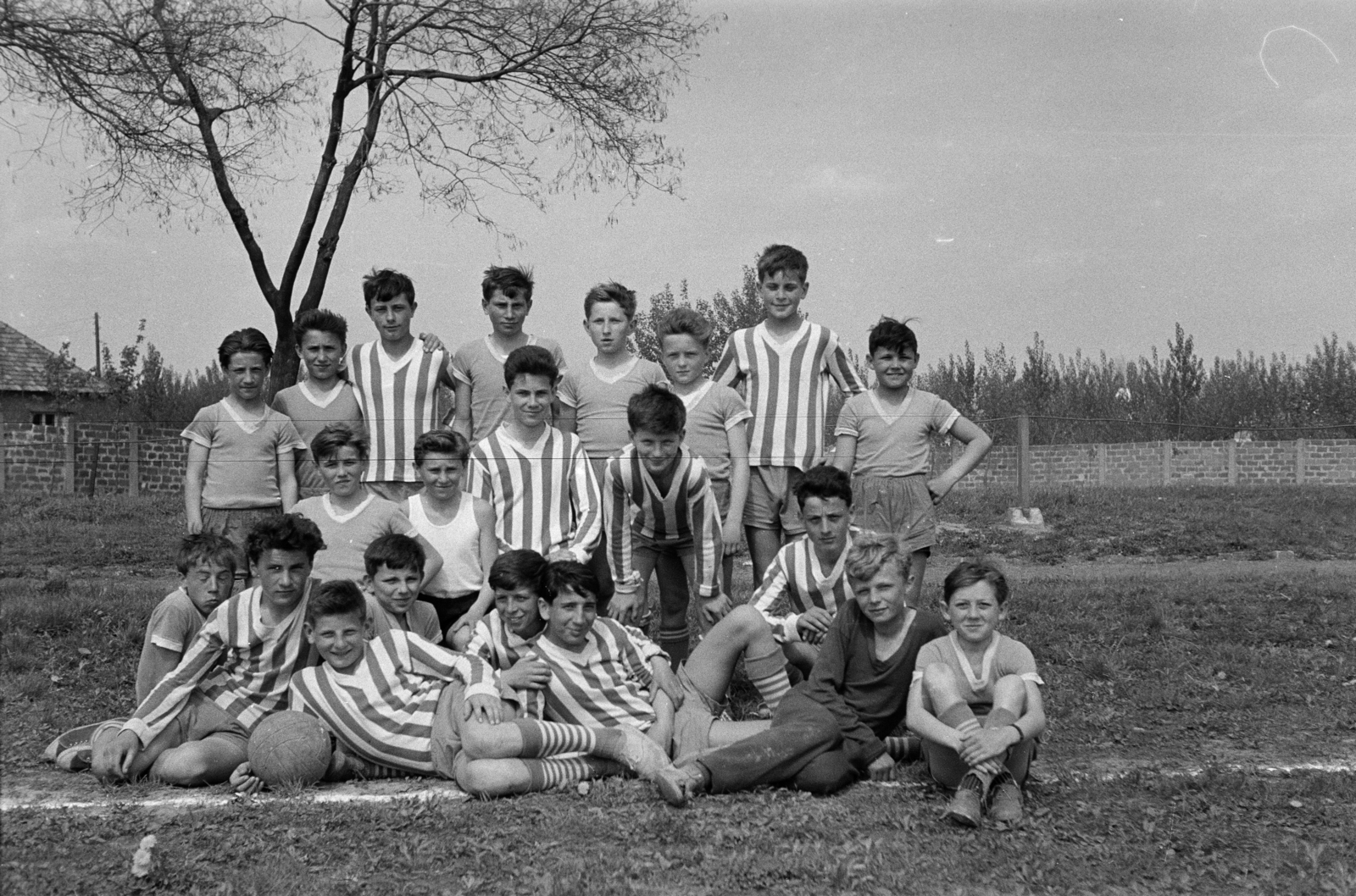 Hungary, Csorna, a felvétel a sporttelepen készült., 1964, Lipovits Károly, sport jersey, striped dress, soccer team, Fortepan #271495