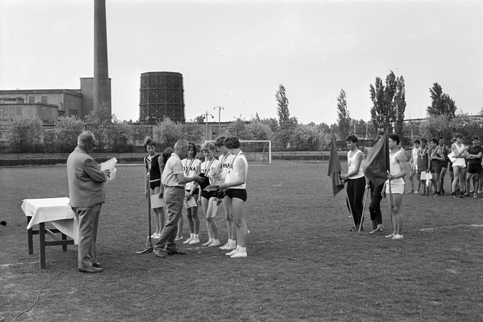 Magyarország, Győr, Vasas ETO sporttelep., 1965, Lipovits Károly, Best of, sportpálya, hűtőtorony, díjkiosztó, gyárkémény, Fortepan #271500