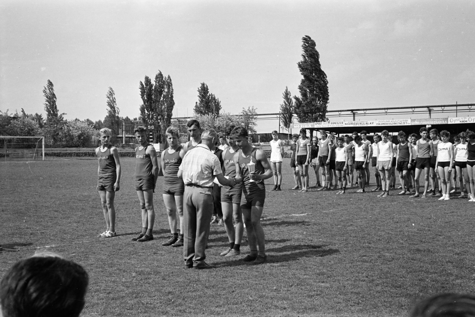 Magyarország, Győr, Vasas ETO sporttelep., 1965, Lipovits Károly, sportpálya, díjkiosztó, serleg, Fortepan #271502