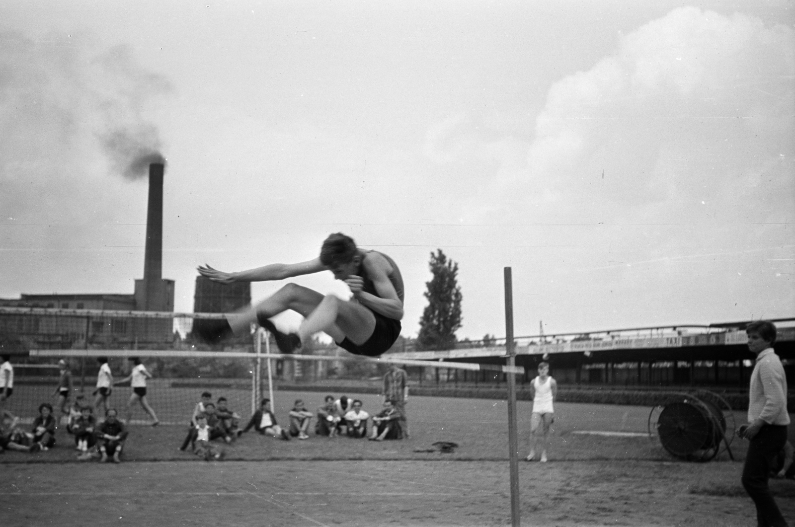 Magyarország, Győr, Vasas ETO sporttelep., 1965, Lipovits Károly, sportpálya, magasugrás, hűtőtorony, gyárkémény, verseny, Fortepan #271504
