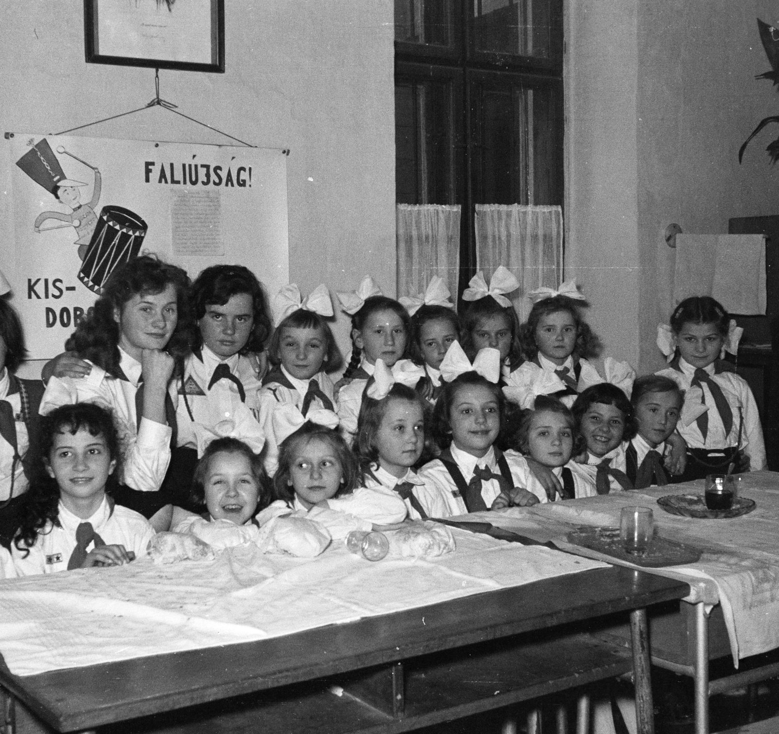 1965, Lipovits Károly, úttörő, ünnepség, kisdobos, tanterem, faliújság, Fortepan #271516