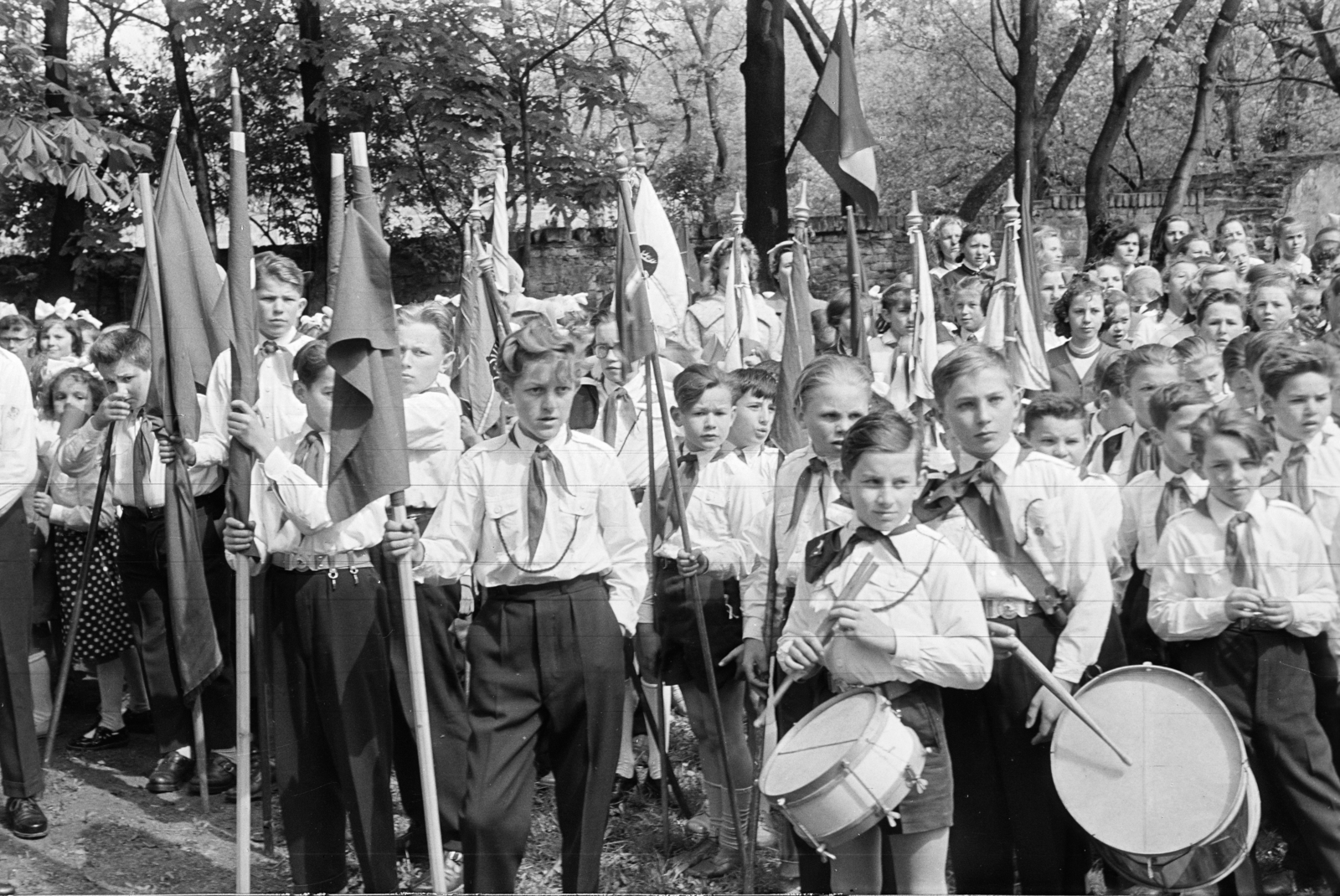 Hungary, Csorna, tanulók készülődnek a május 1-i felvonulásra., 1964, Lipovits Károly, Fortepan #271527