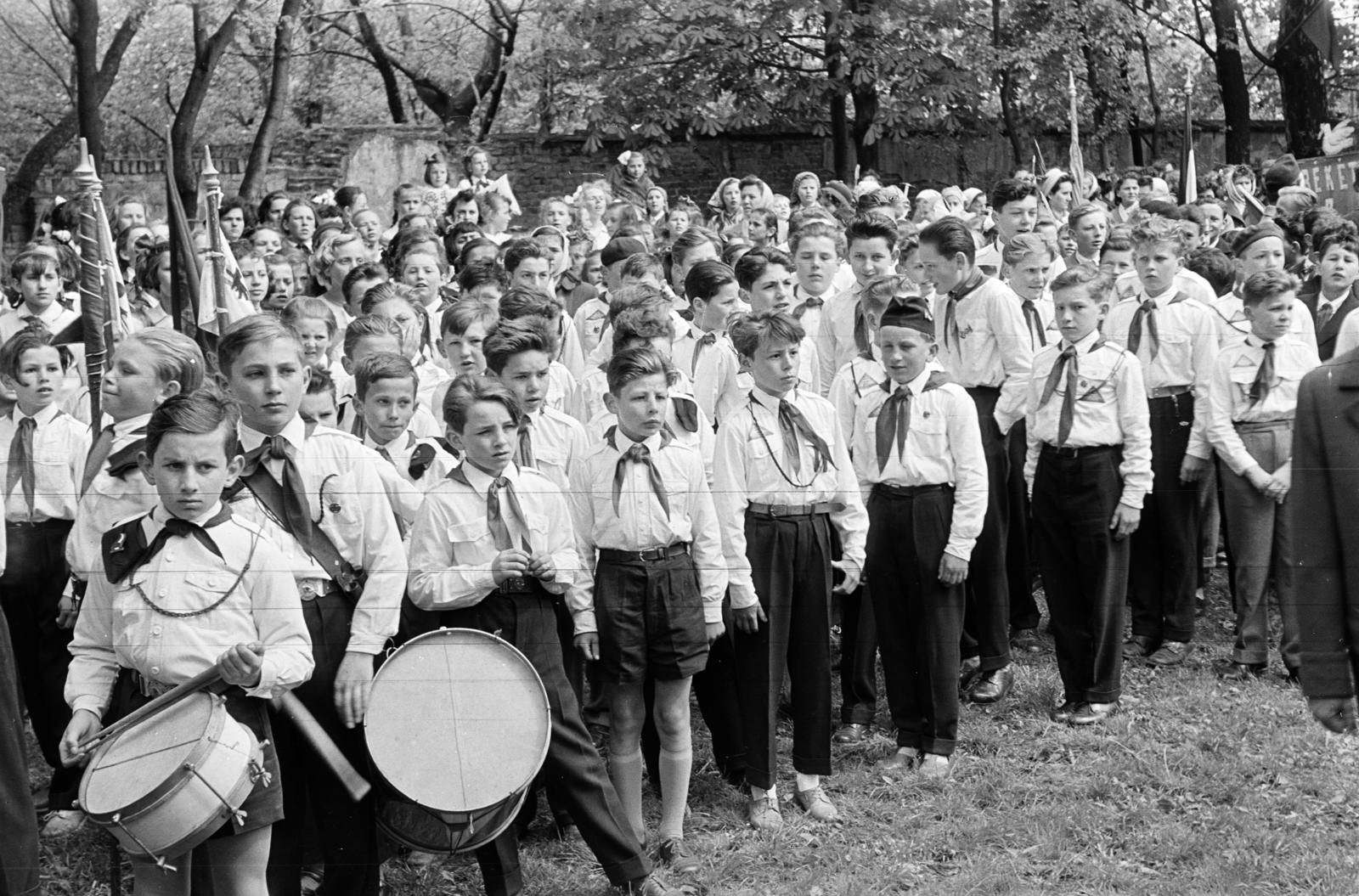 Hungary, Csorna, tanulók készülődnek a május 1-i felvonulásra., 1964, Lipovits Károly, Fortepan #271528