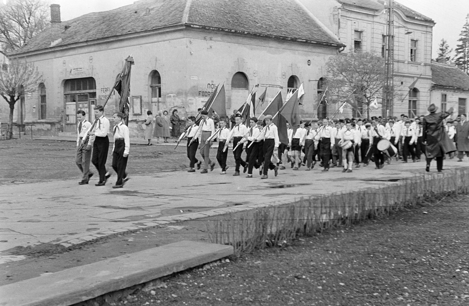 Magyarország, Csorna, Szent István (Szabadság) tér, május 1-i felvonulás., 1964, Lipovits Károly, Fortepan #271531