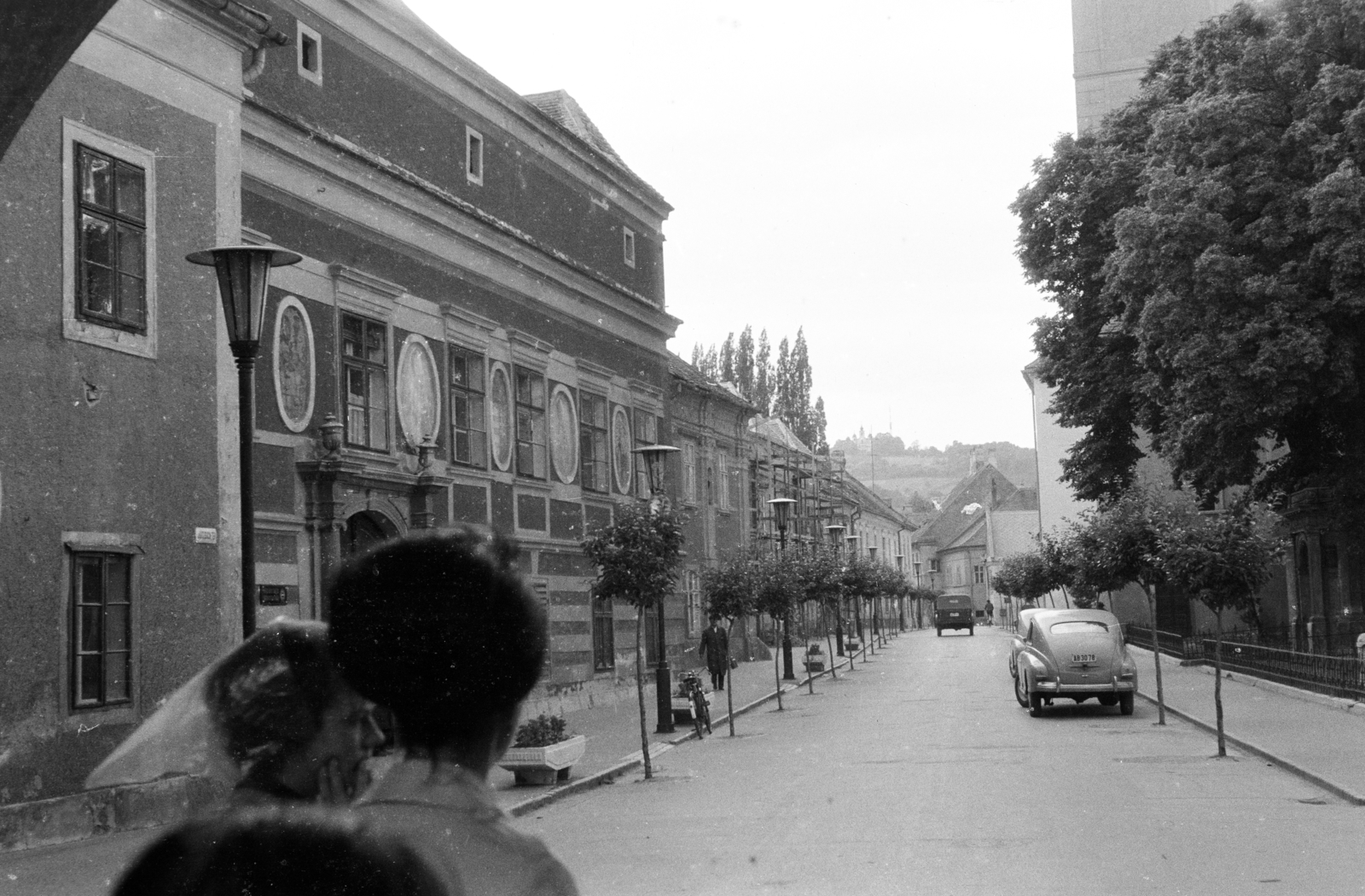 Magyarország, Kőszeg, Jurisics tér, balra a Városháza, jobbra a Szent Imre-templom., 1967, Lipovits Károly, rendszám, FSO Warszawa, Fortepan #271538