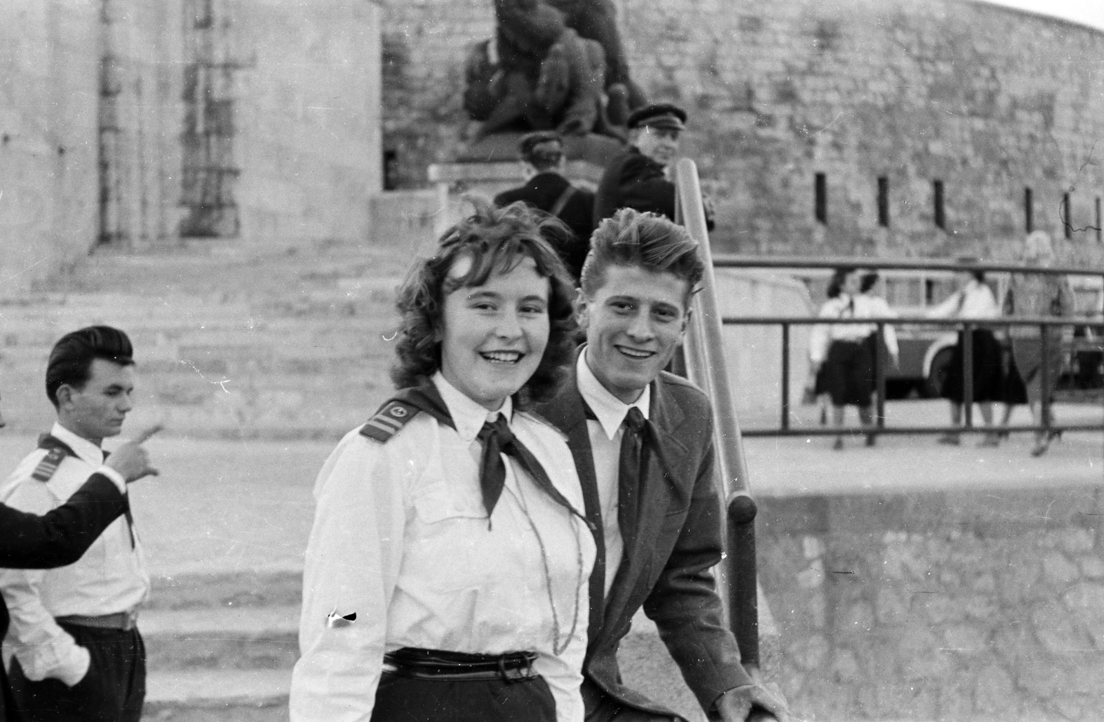 Hungary, Budapest XI., a felvétel a Felszabadulási Emlékmű előtti lépcsőnél készült, háttérben a Citadella., 1961, Lipovits Károly, Budapest, Fortepan #271540