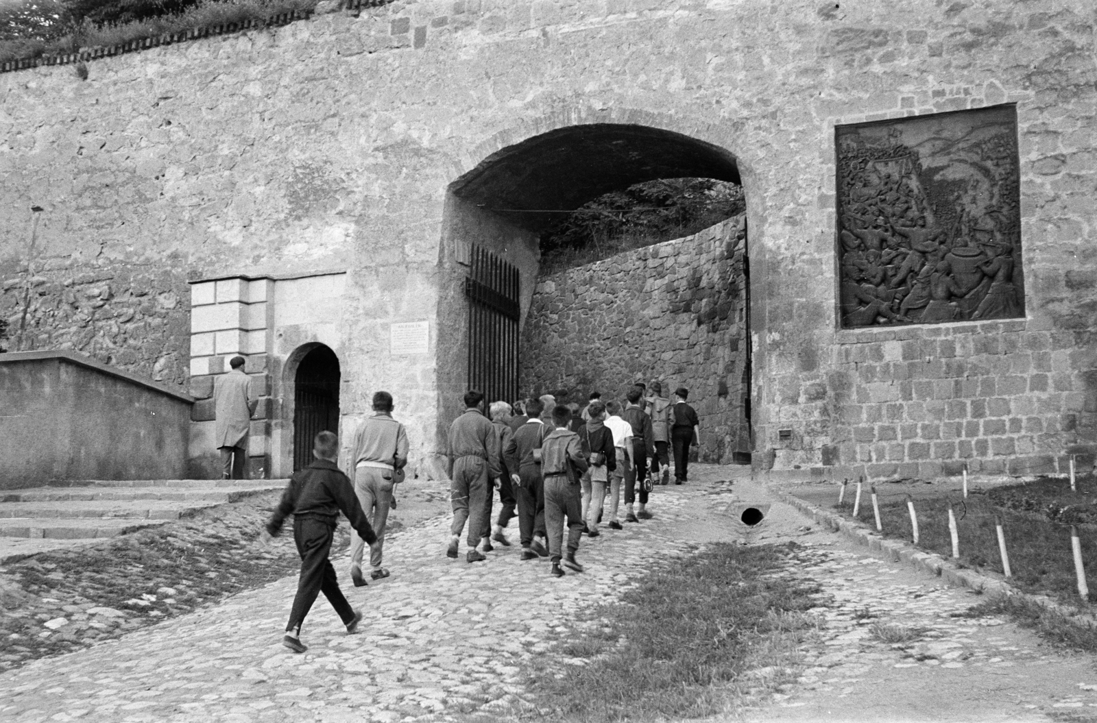 Magyarország, Eger, Várkapu. A falon az "Eger vár védői" című dombormű., 1961, Lipovits Károly, Fortepan #271543