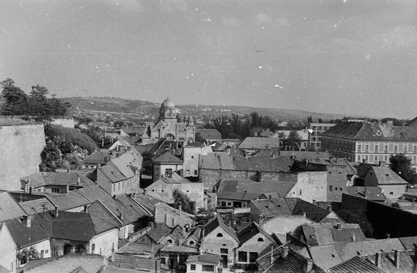 Magyarország, Eger, látkép a Minaretből, balra a vár, szemben a zsinagóga., 1961, Lipovits Károly, Fortepan #271548