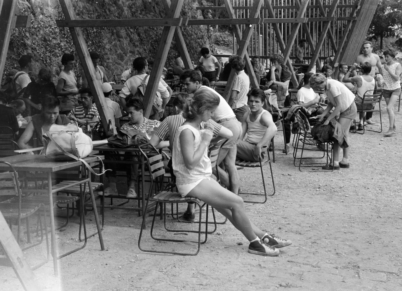 Magyarország, Szentendre, Lajosforrás turistaközpont, Ságvári Endre turistaház., 1965, Lipovits Károly, tornacipő, kerthelyiség, Fortepan #271559
