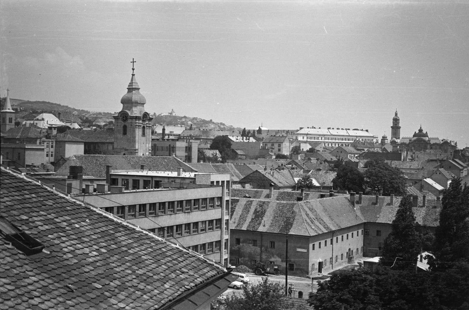 Magyarország, Pécs, kilátás a Minaretből, balra a Miasszonyunk zárdatemplom, szemben a Szent Ferenc-templom, mellette a távolban a Havihegyi kápolna, jobbra a Városháza tornya látszik., 1972, Lipovits Károly, Fortepan #271564