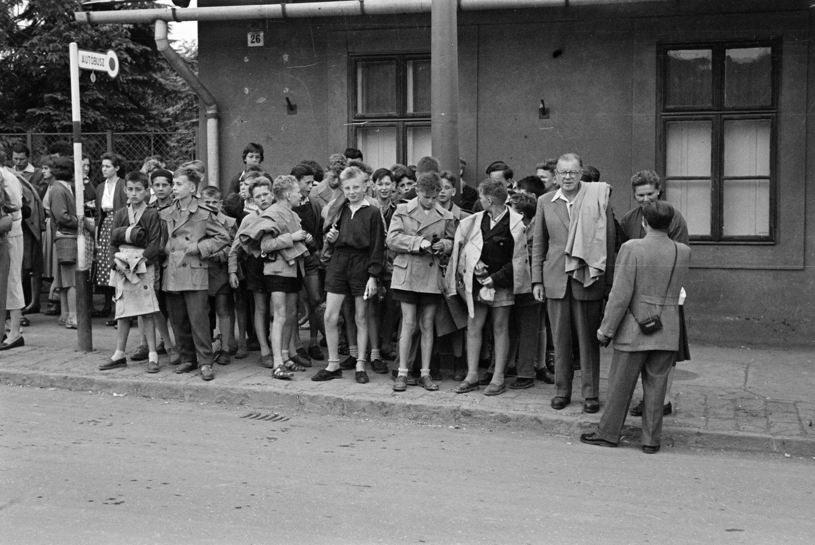 Hungary, Miskolc, Újdiósgyőr (Vasgyár), buszmegálló a Gózon Lajos utca 2. (ekkor 26.) szám előtt., 1962, Lipovits Károly, Fortepan #271594