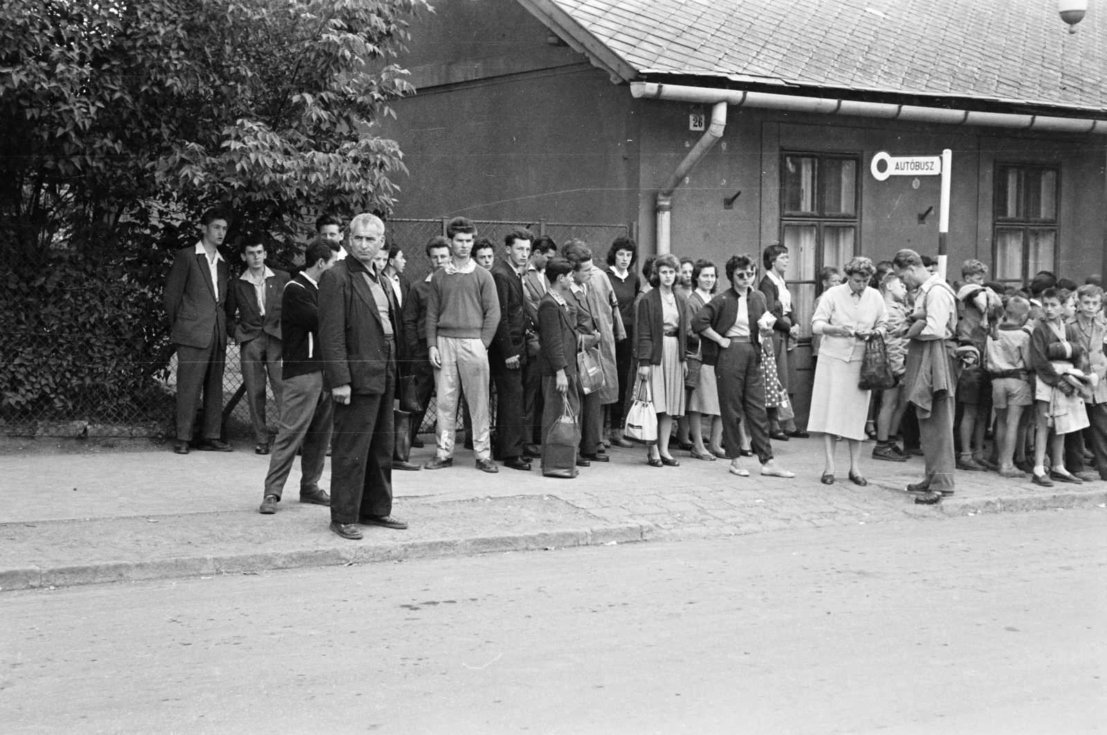 Hungary, Miskolc, Újdiósgyőr (Vasgyár), buszmegálló a Gózon Lajos utca 2. (ekkor 26.) szám előtt., 1962, Lipovits Károly, Fortepan #271595
