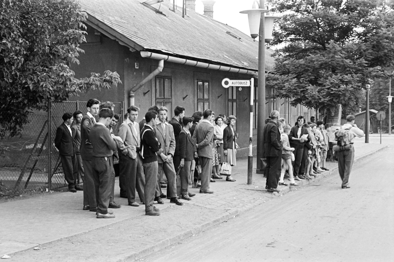 Magyarország, Miskolc, Újdiósgyőr (Vasgyár), buszmegálló a Gózon Lajos utca 2. (ekkor 26.) szám előtt., 1962, Lipovits Károly, Fortepan #271596