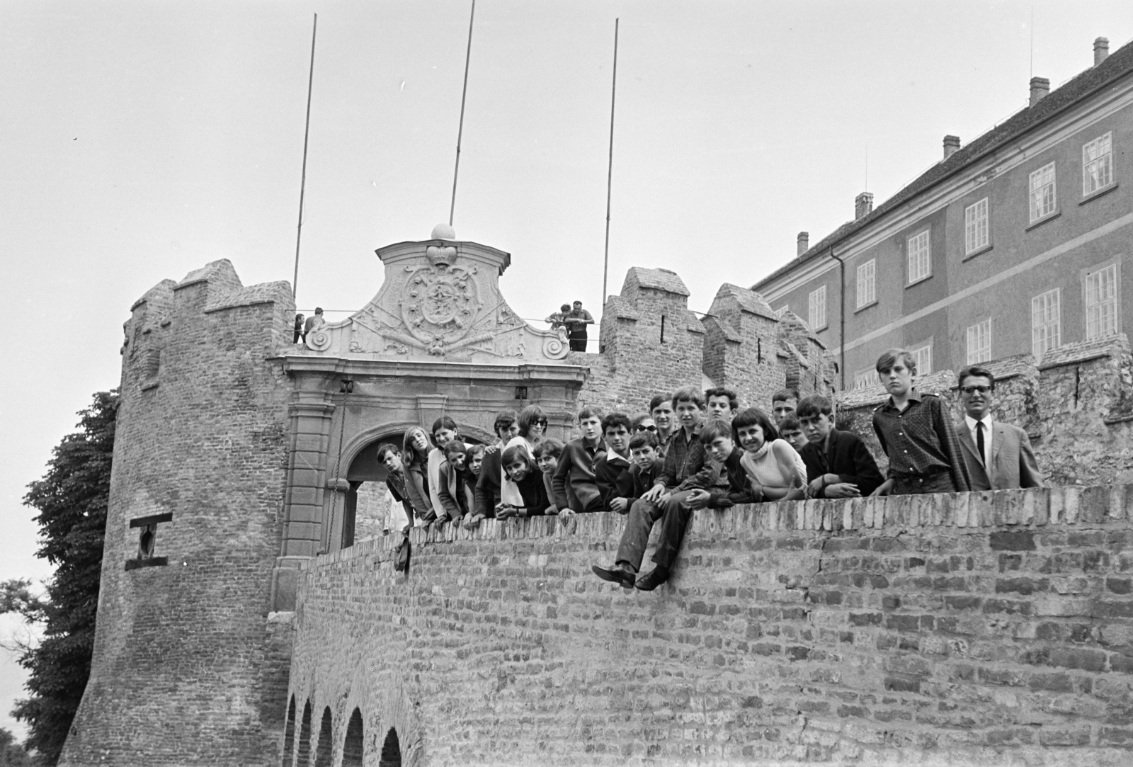 Hungary, Siklós, a vár főkapuja., 1965, Lipovits Károly, castle wall, crest, Fortepan #271602