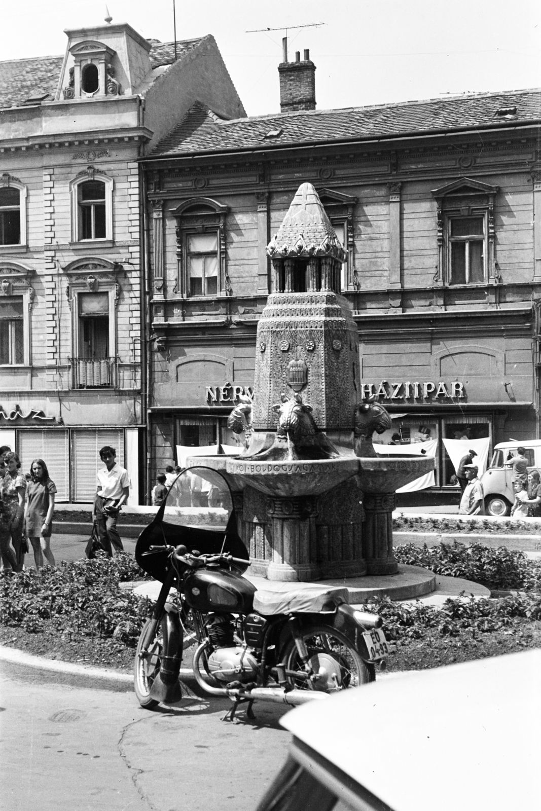 Hungary, Pécs, Széchenyi tér, Zsolnay-kút., 1970, Lipovits Károly, Fortepan #271611