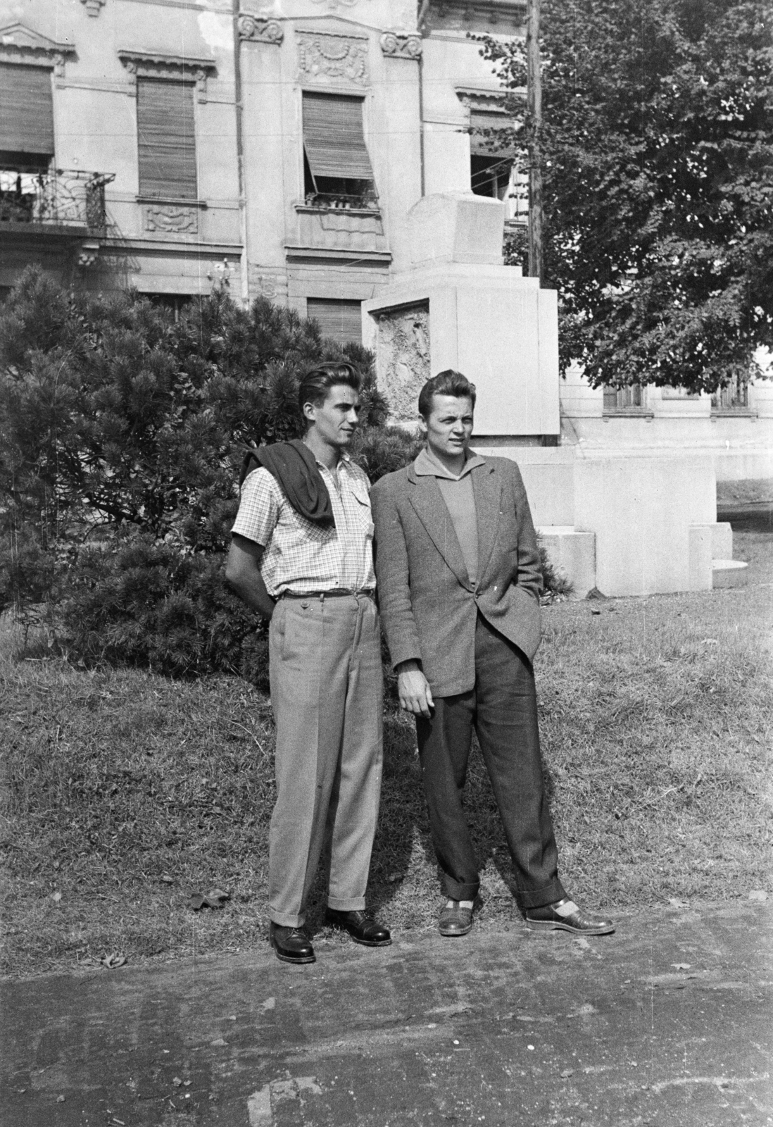 Hungary, Kaposvár, Rákóczi tér, a felvétel a Csiky Gergely Színház előtt készült. Háttérben az országzászló talapzata., 1957, Lipovits Károly, men, hands in pockets, Fortepan #271640
