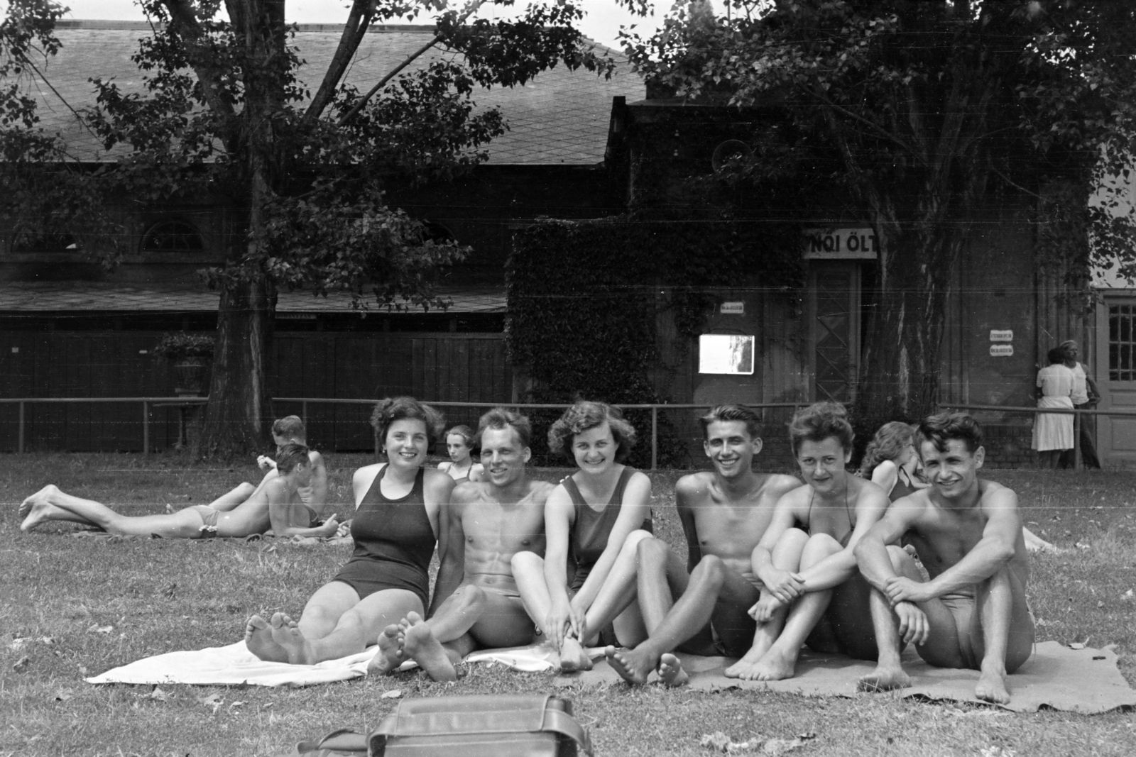 Hungary, Pécs, Hullámfürdő, háttérben a női öltöző épülete., 1957, Lipovits Károly, youth, beach, Fortepan #271656