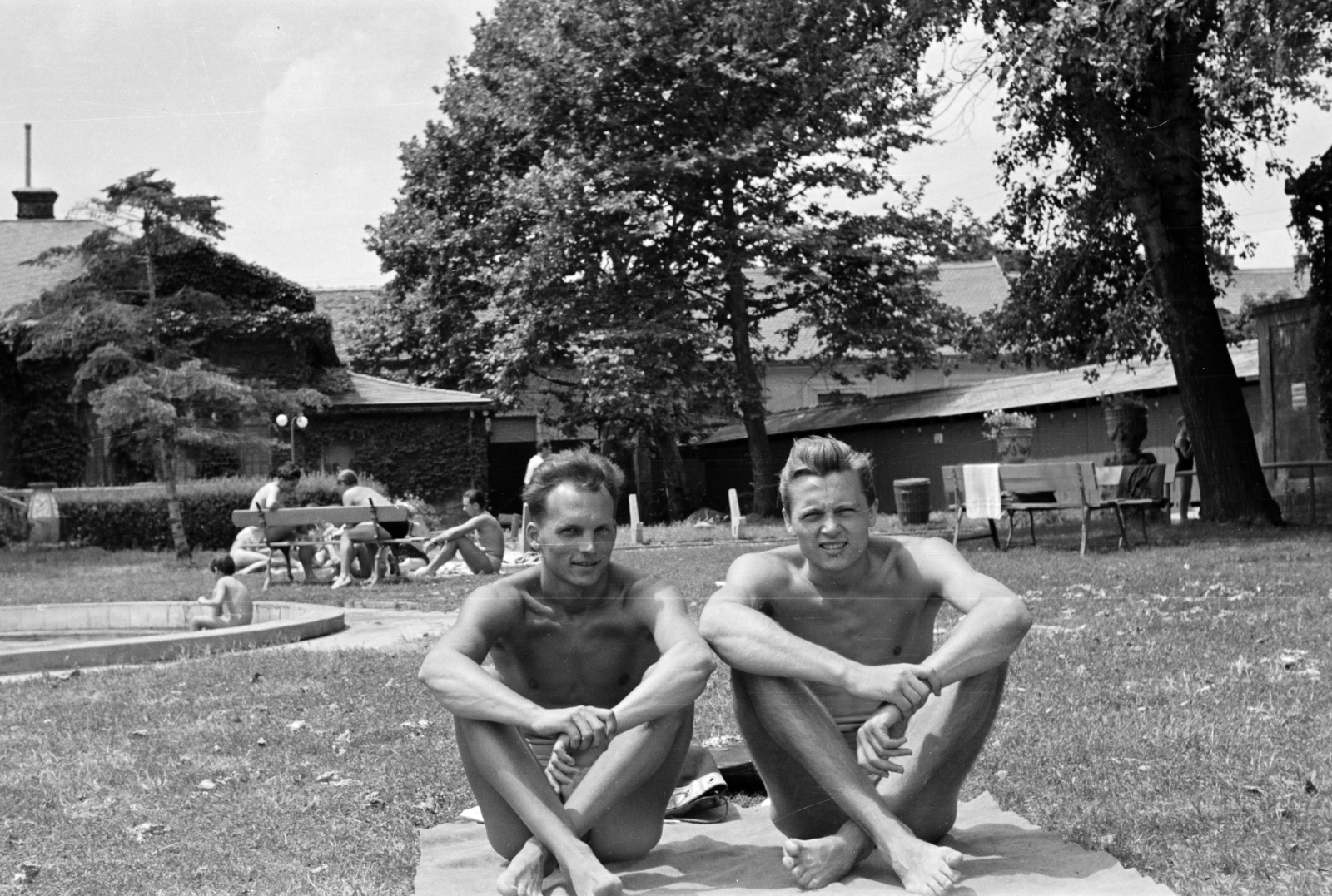 Hungary, Pécs, Hullámfürdő., 1957, Lipovits Károly, men, beach, Fortepan #271658