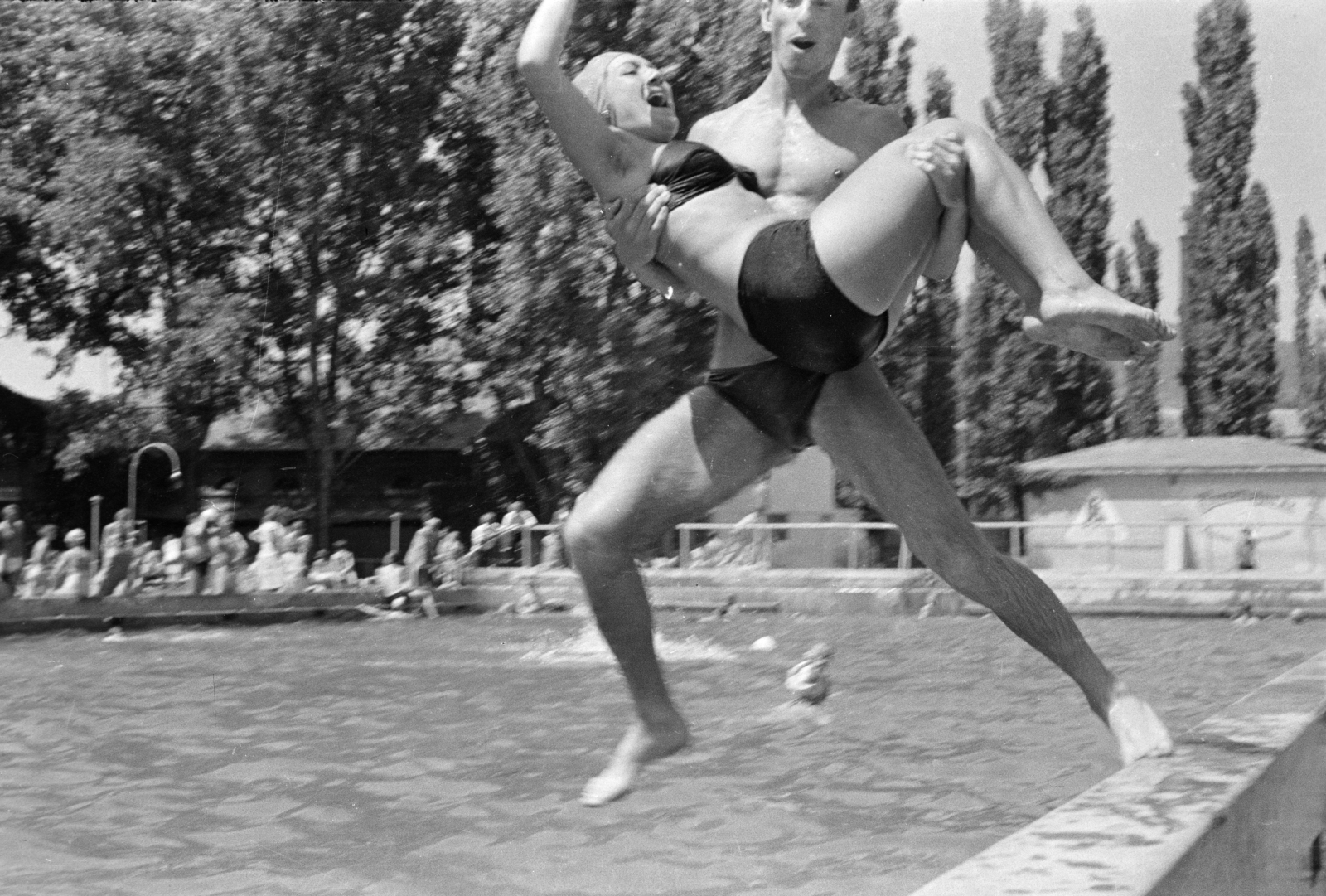 Hungary, Pécs, Hullámfürdő., 1957, Lipovits Károly, feat, jesting, bathing suit, Fortepan #271659