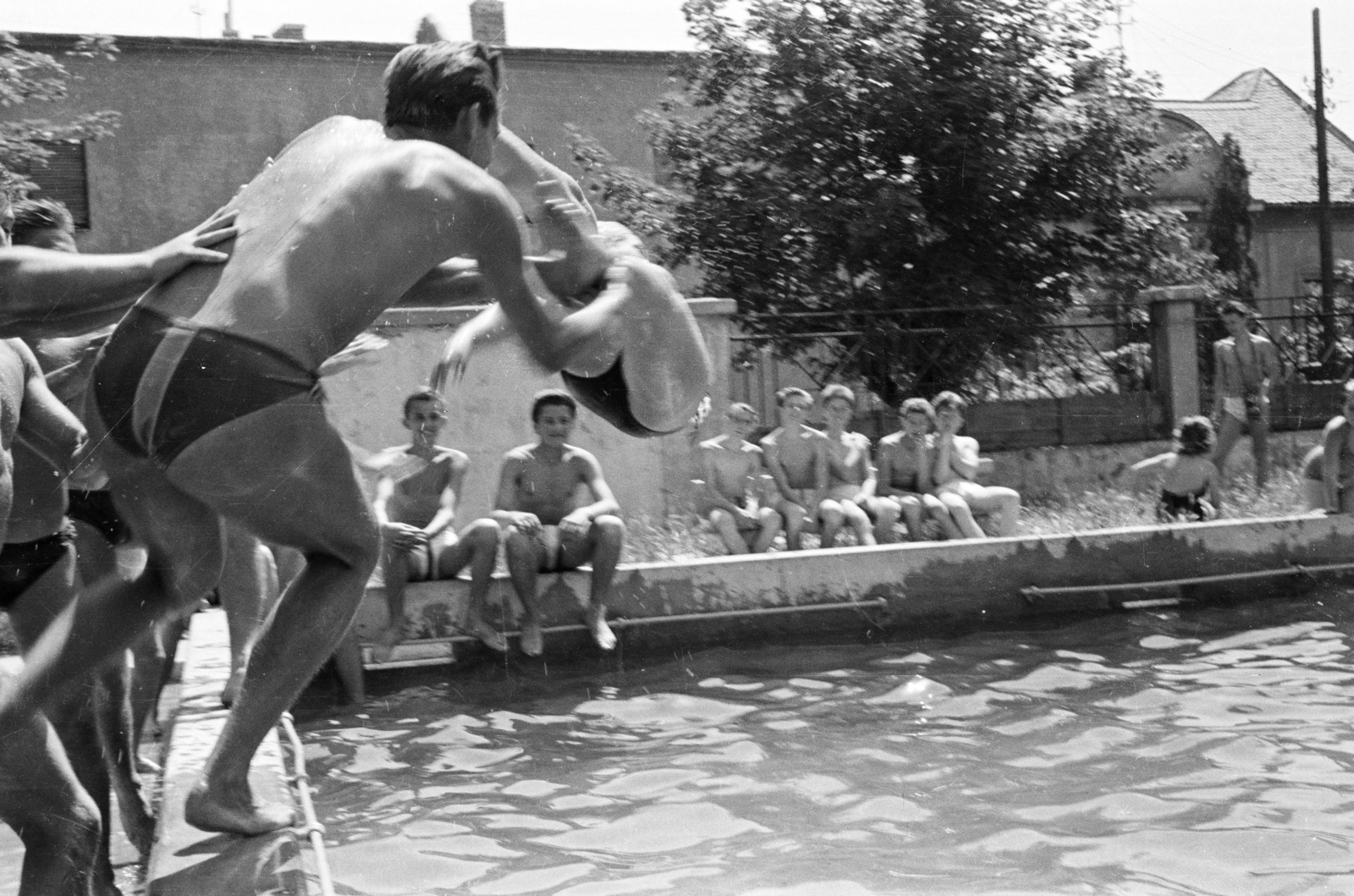 Hungary, Pécs, Hullámfürdő., 1957, Lipovits Károly, Best of, audience, pool, jesting, Fortepan #271661