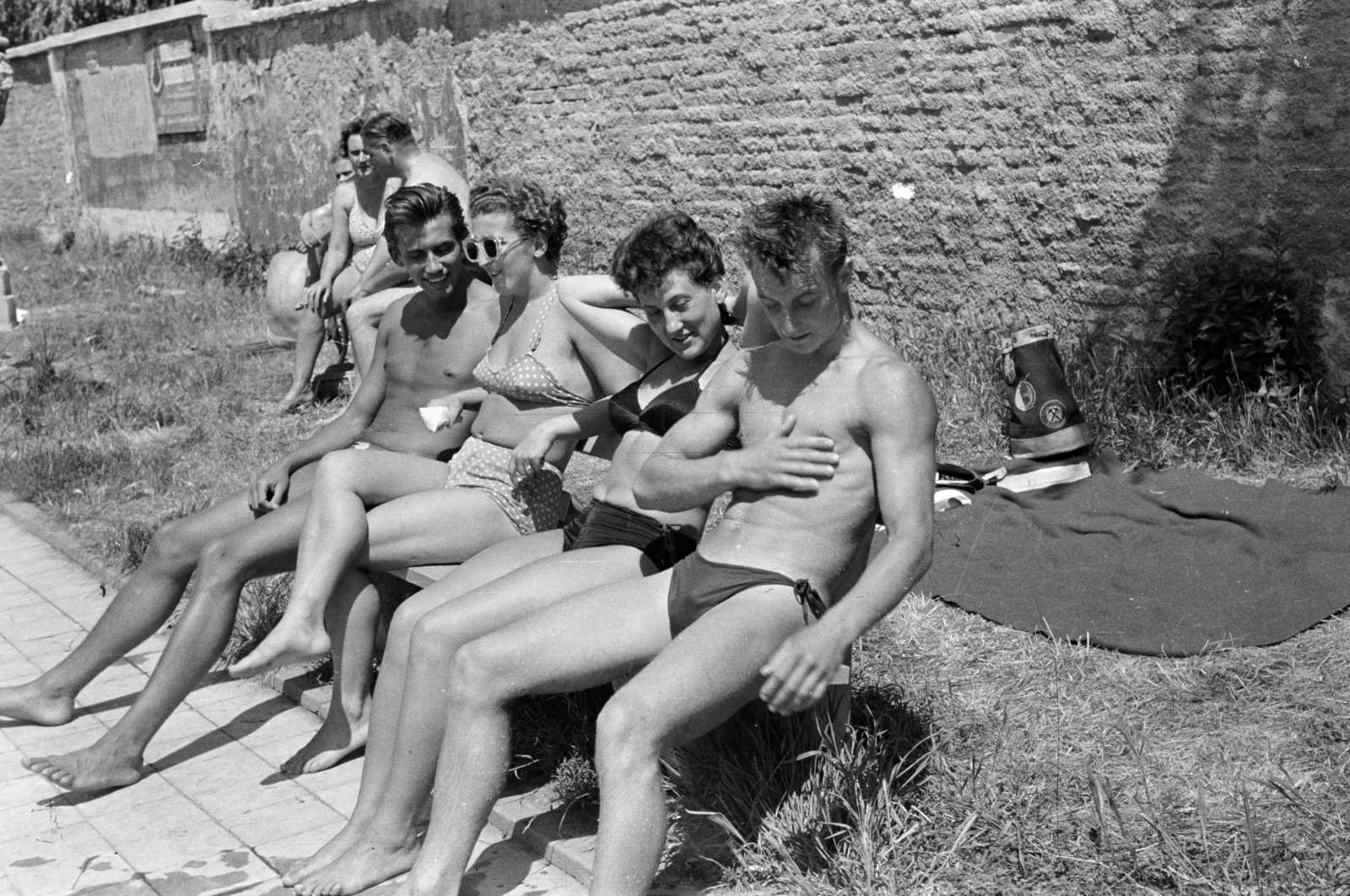 Magyarország, Pécs, Hullámfürdő., 1957, Lipovits Károly, pad, napozás, strand, Fortepan #271663