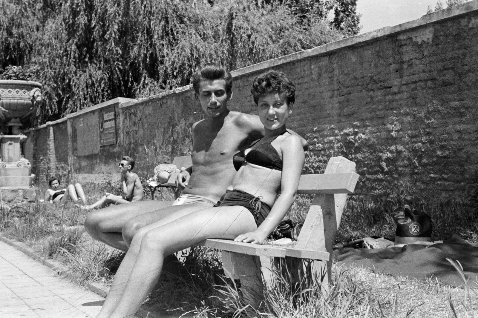Hungary, Pécs, Hullámfürdő., 1957, Lipovits Károly, bench, sunbathe, beach, Fortepan #271664