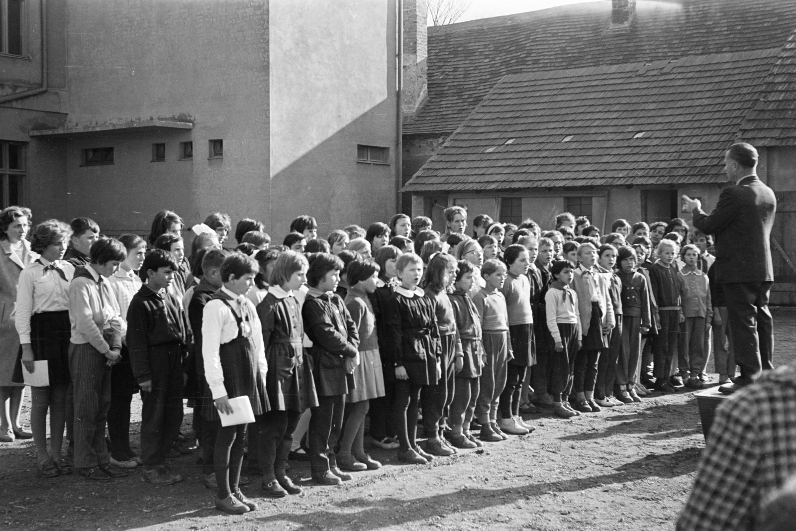 Magyarország, Csorna, Árpád utca, ünnepség résztvevői az általános iskola udvarán (később Széchenyi István Általános Iskola)., 1962, Lipovits Károly, Fortepan #271670