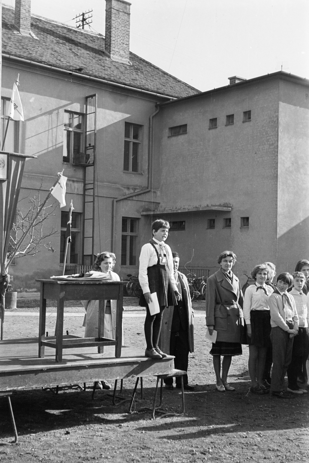 Magyarország, Csorna, Árpád utca, ünnepség résztvevői az általános iskola udvarán (később Széchenyi István Általános Iskola)., 1962, Lipovits Károly, Fortepan #271674