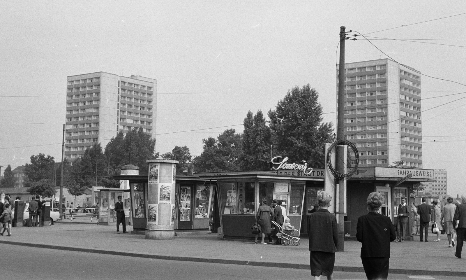 Németország, Drezda, Wiener Platz, háttérben a Reitbahnstraße 35. és 36. számú épület., 1969, Lipovits Károly, NDK, Fortepan #271683
