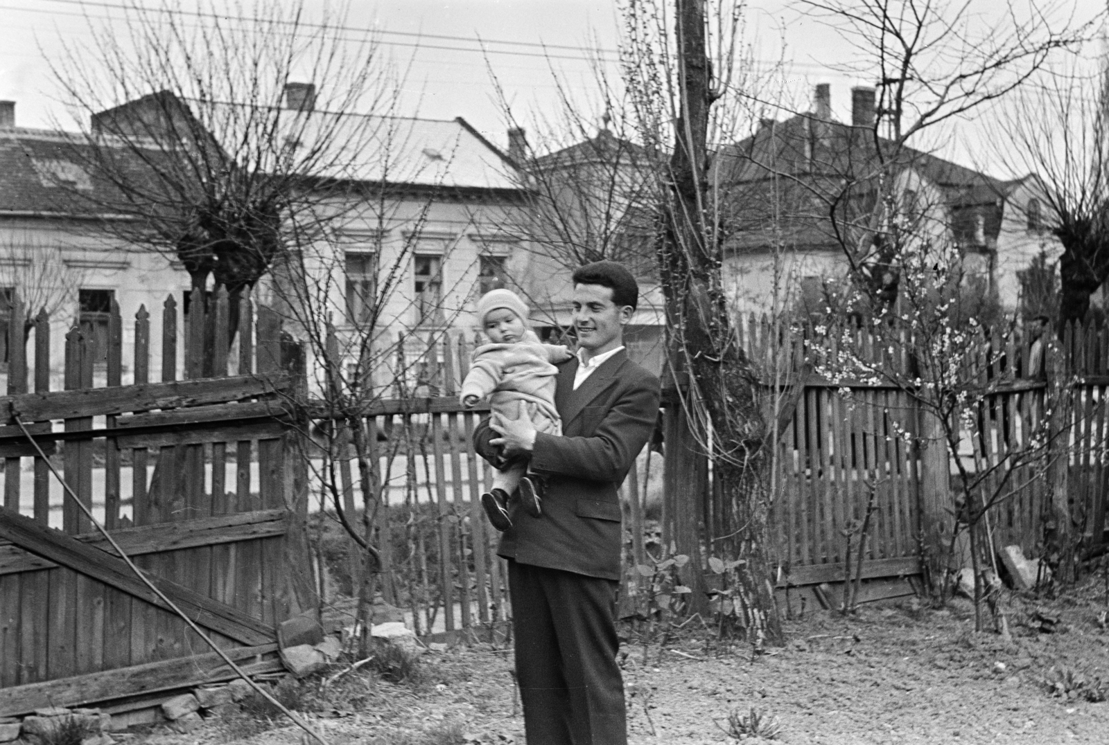 Magyarország, Csorna, Erzsébet királyné utca, szemben a túloldalon az 58., 60. és 62-es számú ház., 1959, Lipovits Károly, léckerítés, apaság, kézben tartani, Fortepan #271691