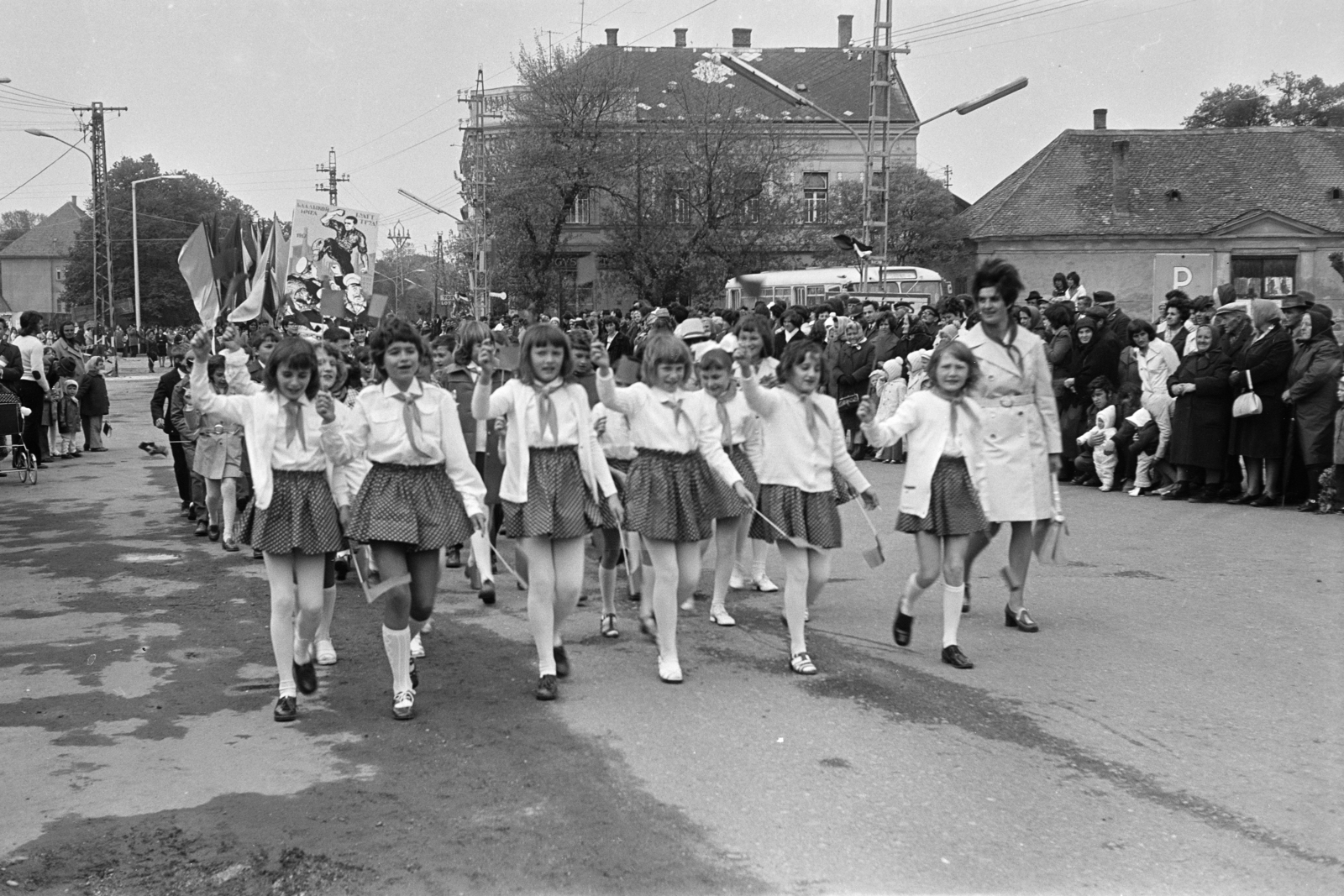 Magyarország, Csorna, Szent István (Szabadság) tér, május 1-i felvonulás., 1975, Lipovits Károly, Fortepan #271696