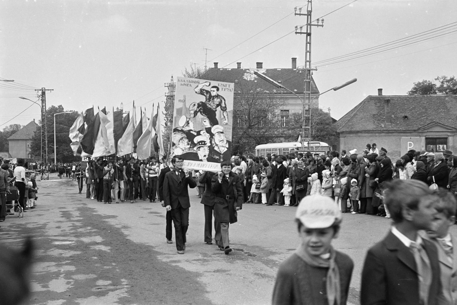 Magyarország, Csorna, Szent István (Szabadság) tér, május 1-i felvonulás., 1975, Lipovits Károly, Fortepan #271697