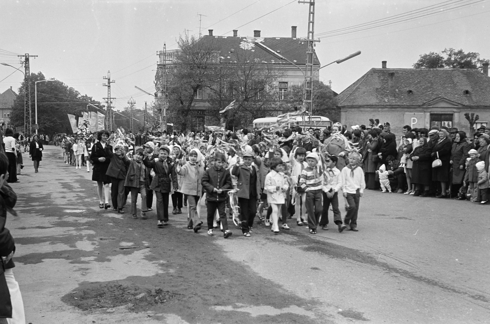 Magyarország, Csorna, Szent István (Szabadság) tér, május 1-i felvonulás., 1975, Lipovits Károly, Fortepan #271701