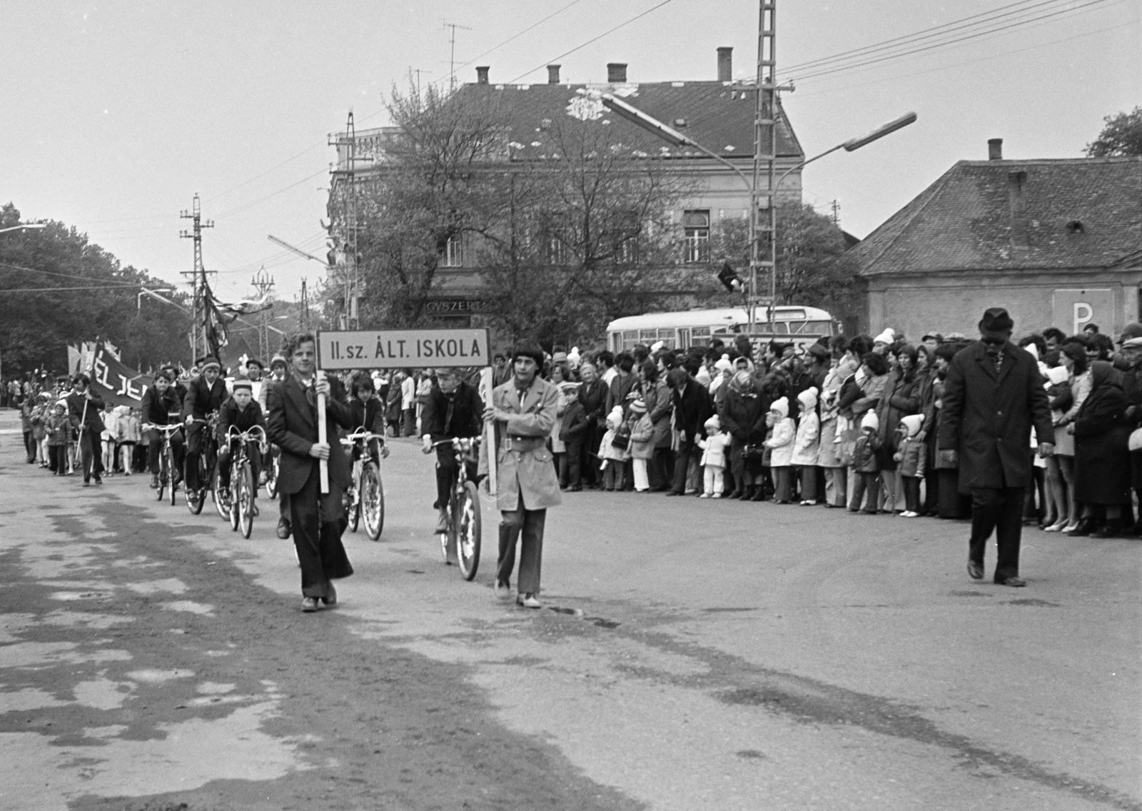 Hungary, Csorna, Szent István (Szabadság) tér, május 1-i felvonulás., 1975, Lipovits Károly, Fortepan #271702