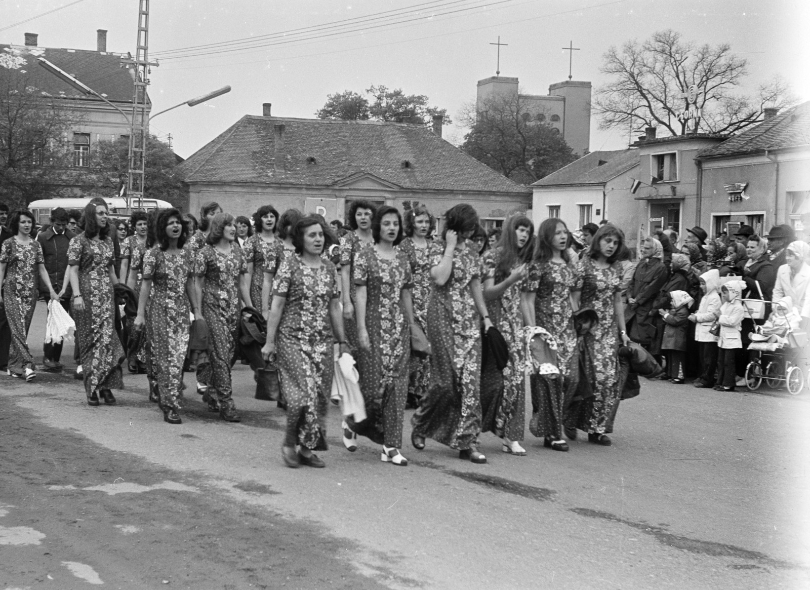 Magyarország, Csorna, Szent István (Szabadság) tér, jobbra a háttérben a Jézus Szíve-templom. Május 1-i felvonulás., 1975, Lipovits Károly, Fortepan #271703