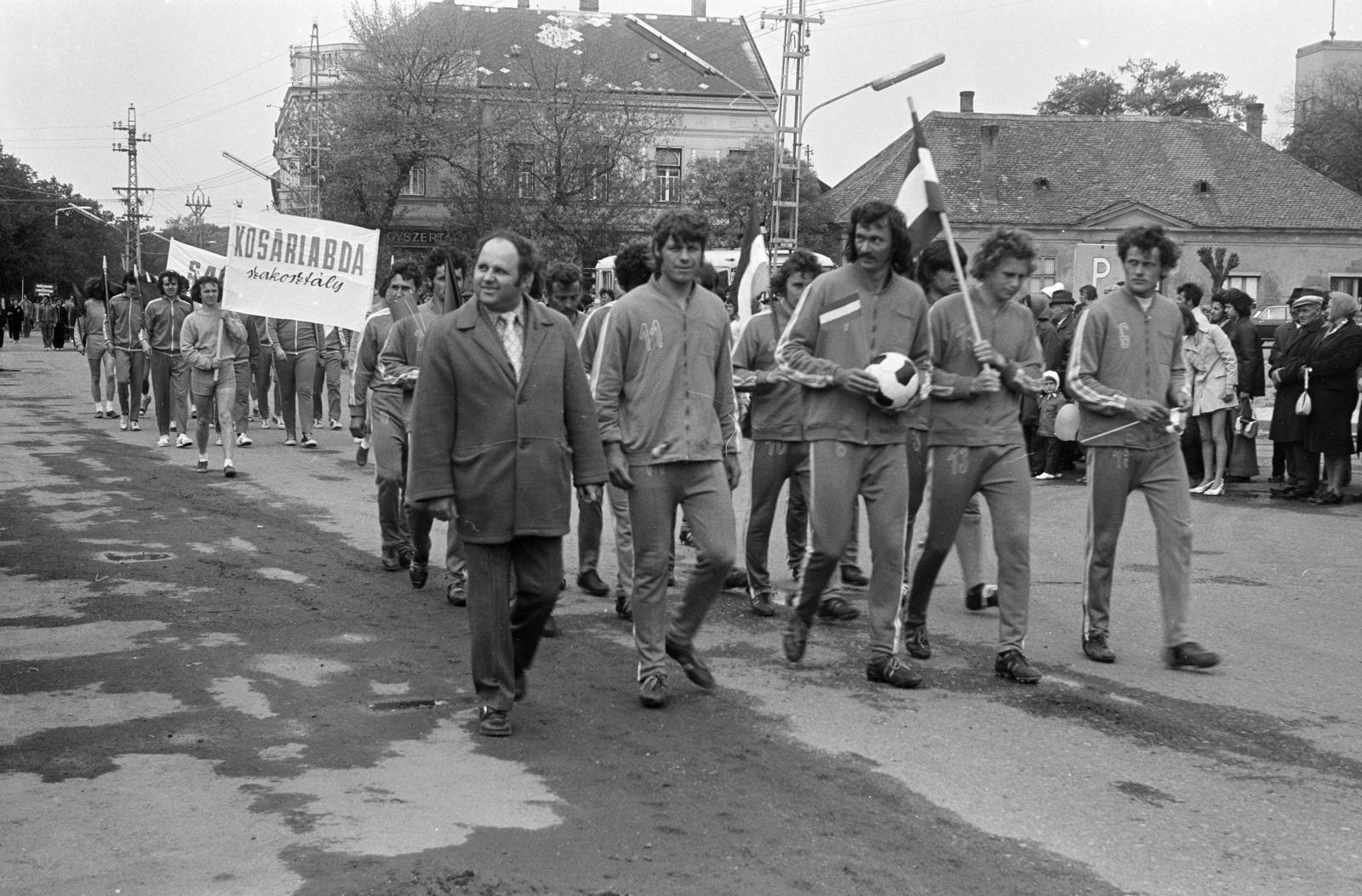 Hungary, Csorna, Szent István (Szabadság) tér, május 1-i felvonulás., 1975, Lipovits Károly, Fortepan #271705