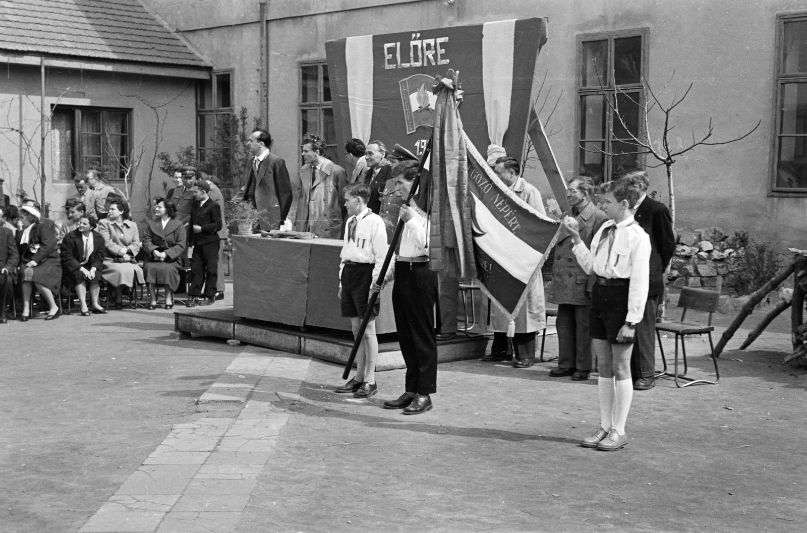 Magyarország, Csorna, Árpád utca, ünnepség résztvevői az általános iskola udvarán (később Széchenyi István Általános Iskola)., 1959, Lipovits Károly, zászló, asztal, dobogó, Fortepan #271726